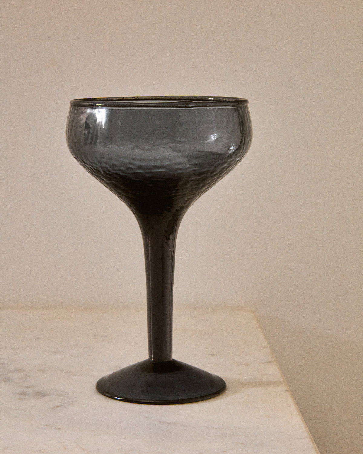 Weinglas Vinea aus blauem Recyclingglas in Blau präsentiert im Onlineshop von KAQTU Design AG. Wein- & Sektglas ist von Kave Home