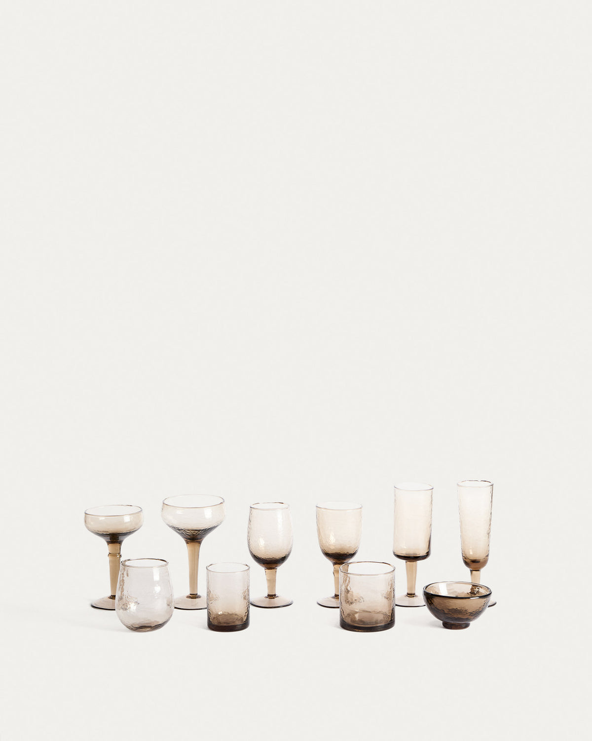 Weinglas Vinea aus braunem Recyclingglas in Braun präsentiert im Onlineshop von KAQTU Design AG. Wein- & Sektglas ist von Kave Home