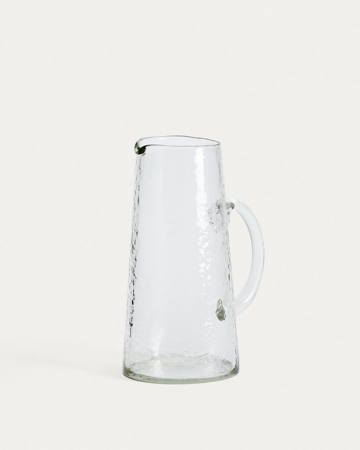 Krug Obila aus transparentem Recyclingglas in Transparent präsentiert im Onlineshop von KAQTU Design AG. Wasserkrüge ist von Kave Home