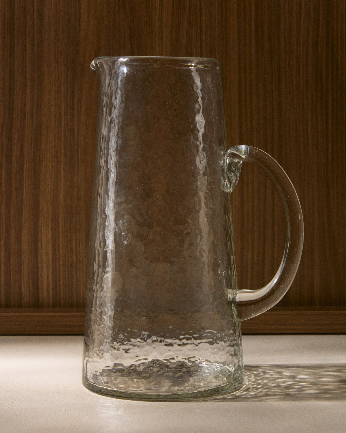 Krug Obila aus transparentem Recyclingglas in Transparent präsentiert im Onlineshop von KAQTU Design AG. Wasserkrüge ist von Kave Home