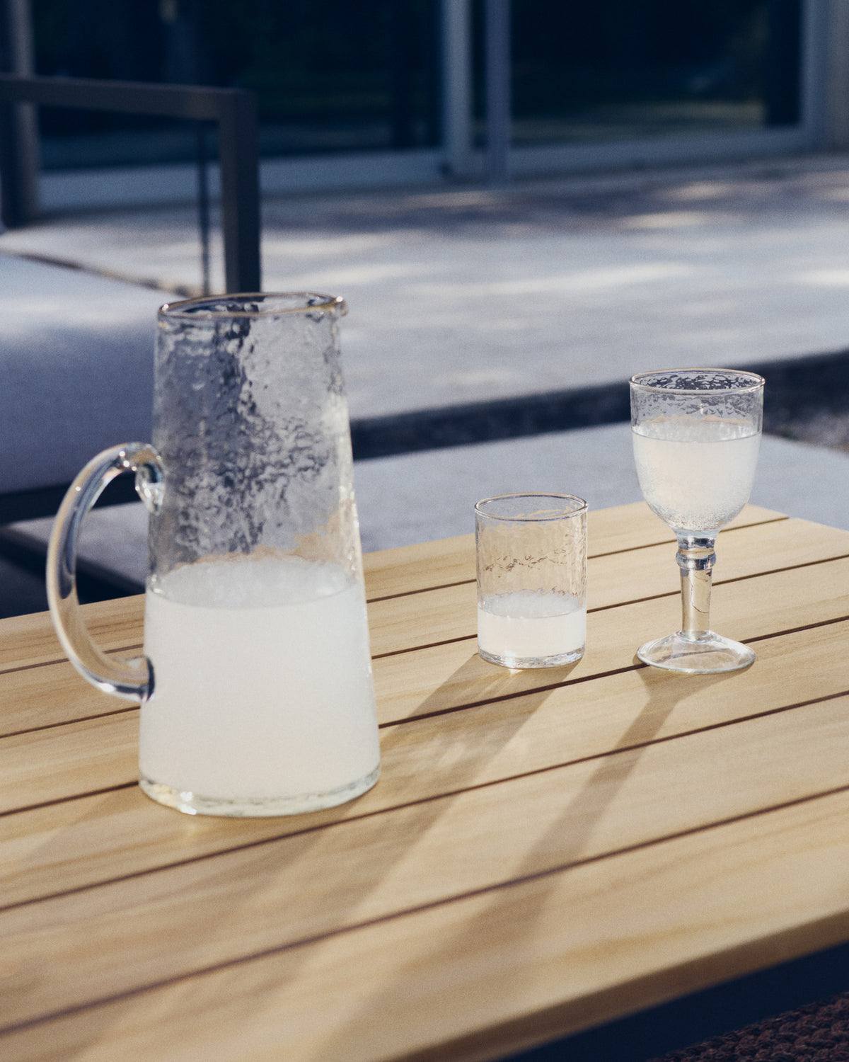 Krug Obila aus transparentem Recyclingglas in Transparent präsentiert im Onlineshop von KAQTU Design AG. Wasserkrüge ist von Kave Home