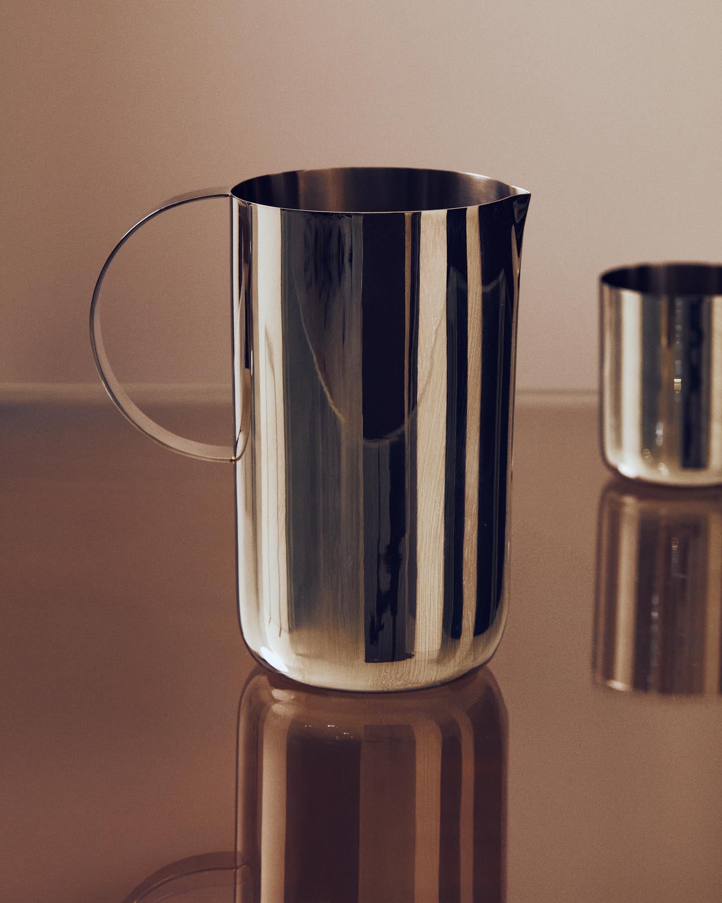 Krug Nirela aus Edelstahl in Silber präsentiert im Onlineshop von KAQTU Design AG. Krug ist von Kave Home