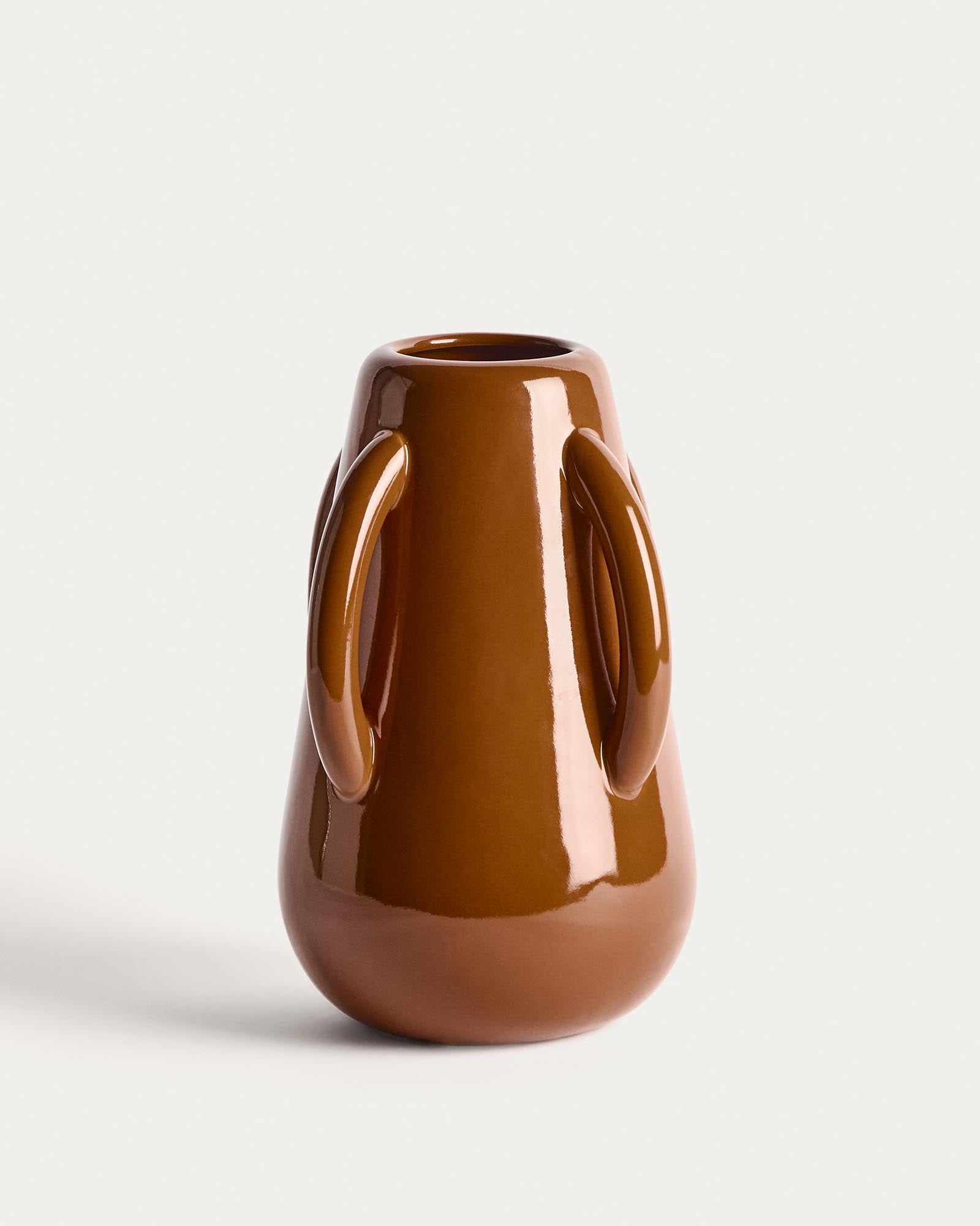 Vase Odra aus brauner Keramik mit glänzendem Finish, 25,5 cm  in Braun präsentiert im Onlineshop von KAQTU Design AG. Vase ist von Kave Home