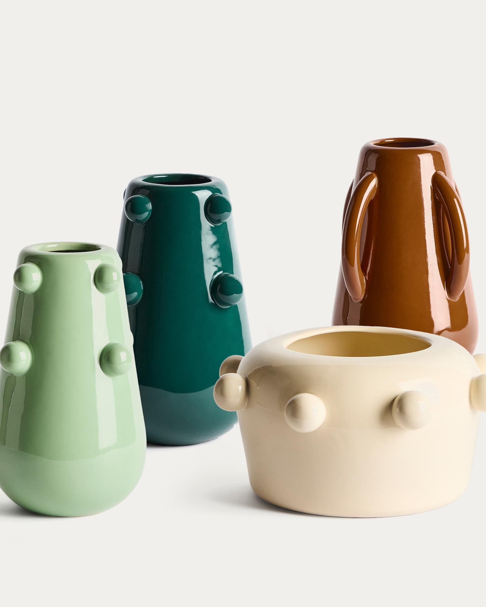 Elegante Vase Odra in sanftem Ecru, 17 cm hoch, aus hochwertiger Keramik mit glänzender Oberfläche – ideal für stilvolle Wohnakzente.