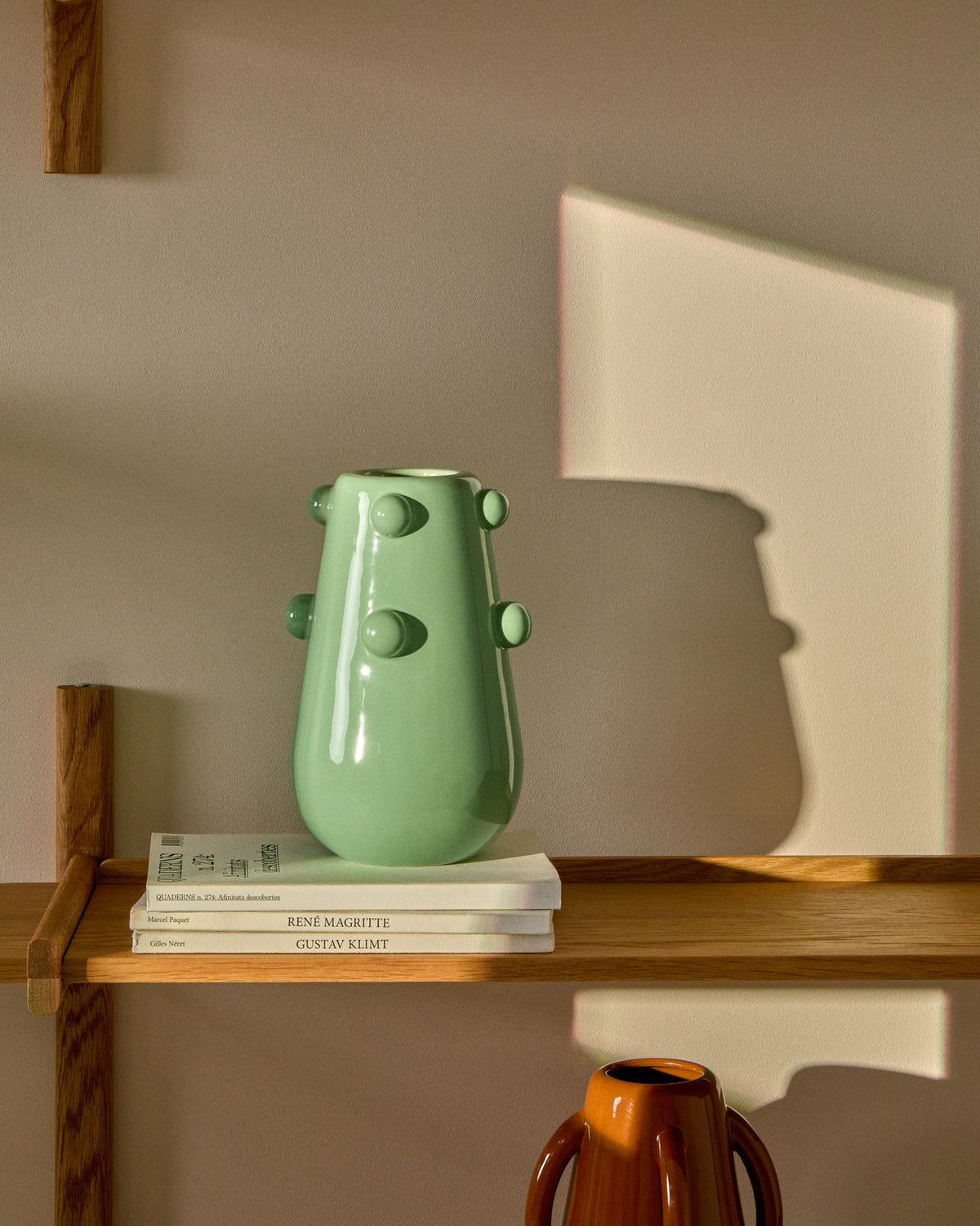 Vase Odra aus hellgrüner Keramik mit glänzendem Finish, 25,5 cm in Hellgrau präsentiert im Onlineshop von KAQTU Design AG. Vase ist von Kave Home
