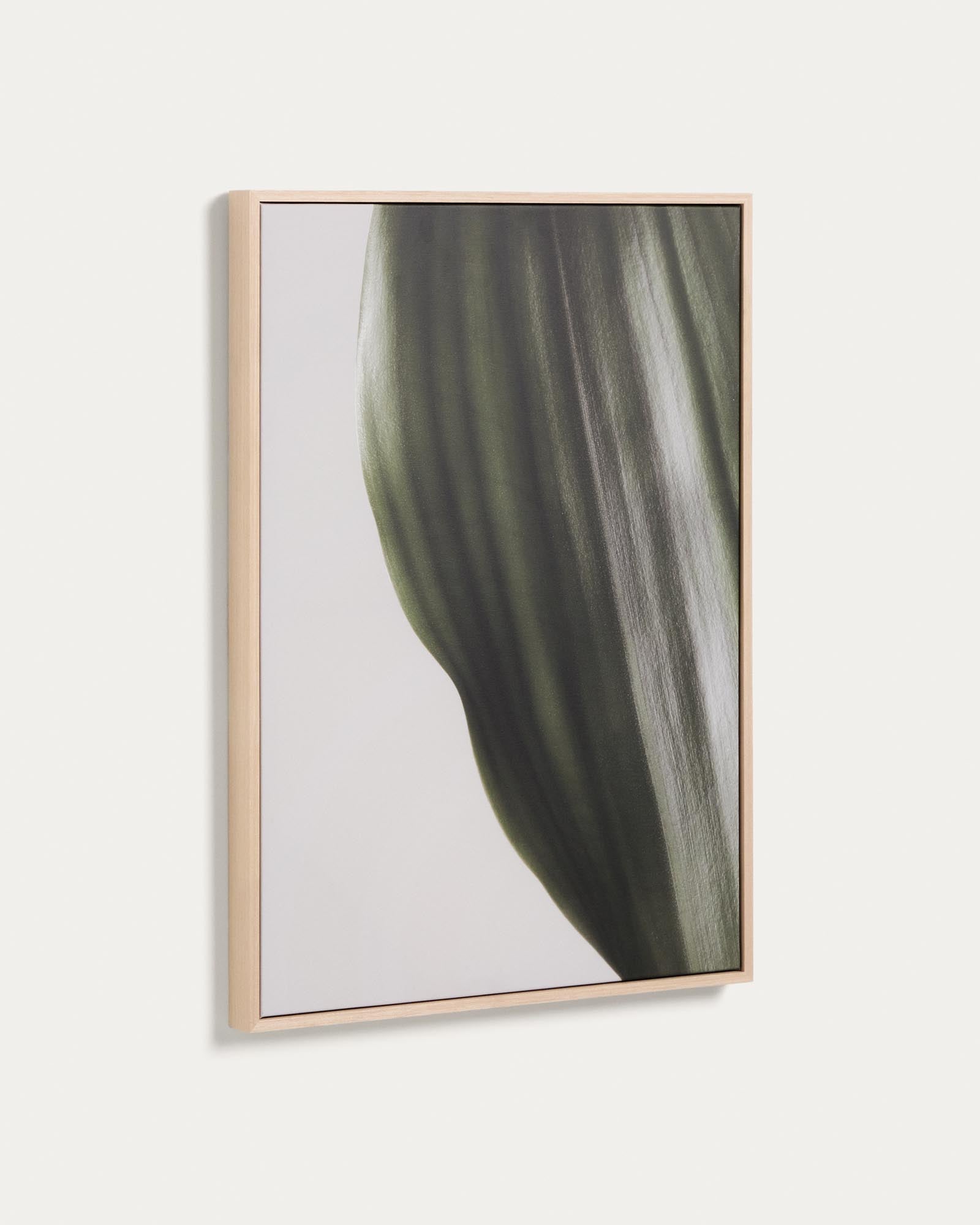 Elegante Fotografie eines Blattes in sanften Farben, 52 x 72 cm, ideal für moderne Wohnräume und kreative Dekorationen.