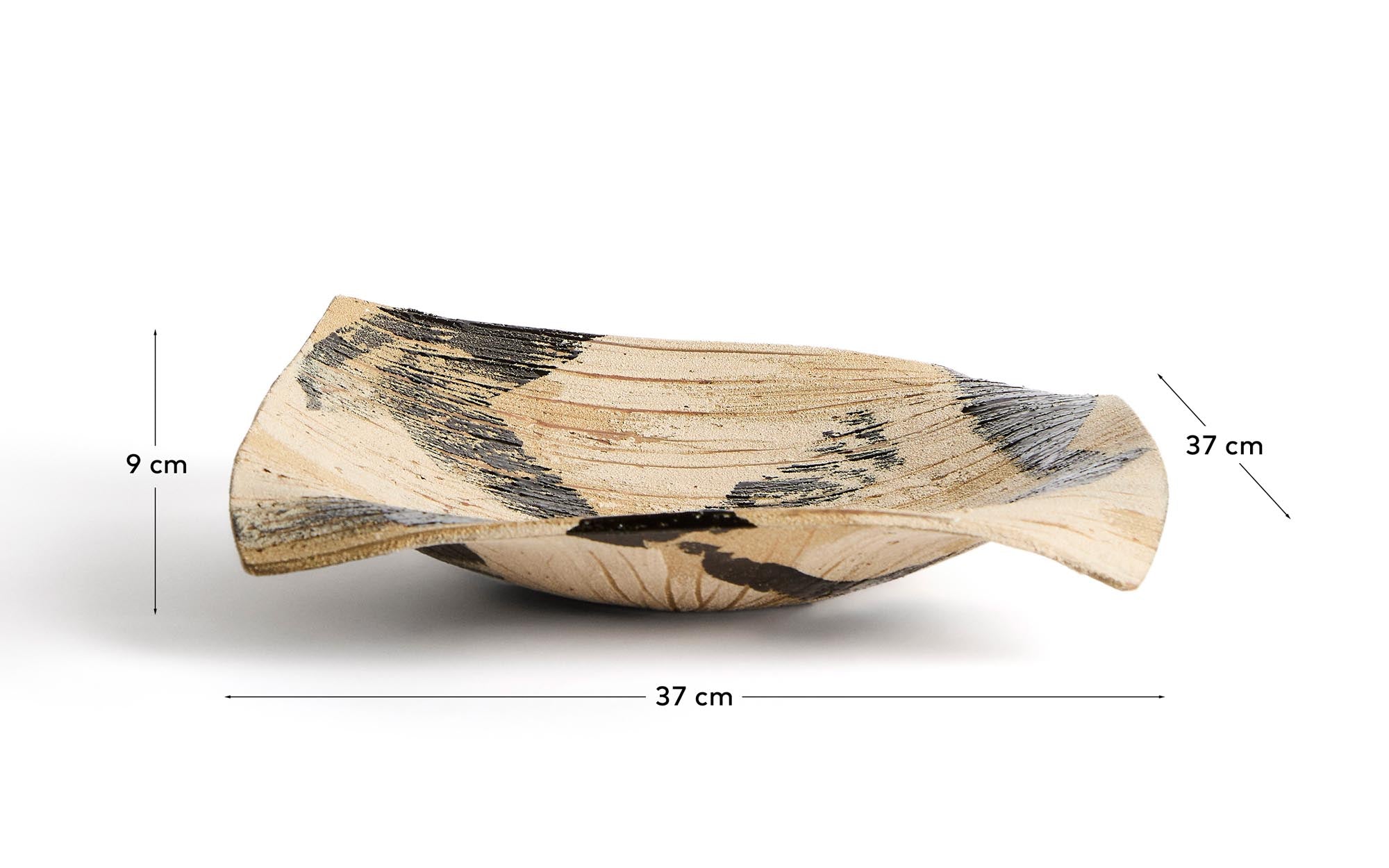 Stilvoller Keramikteller Dirva in Braun, Ø 38 cm, perfekt für ansprechende Tischdekorationen und als Blickfang in jedem Raum.