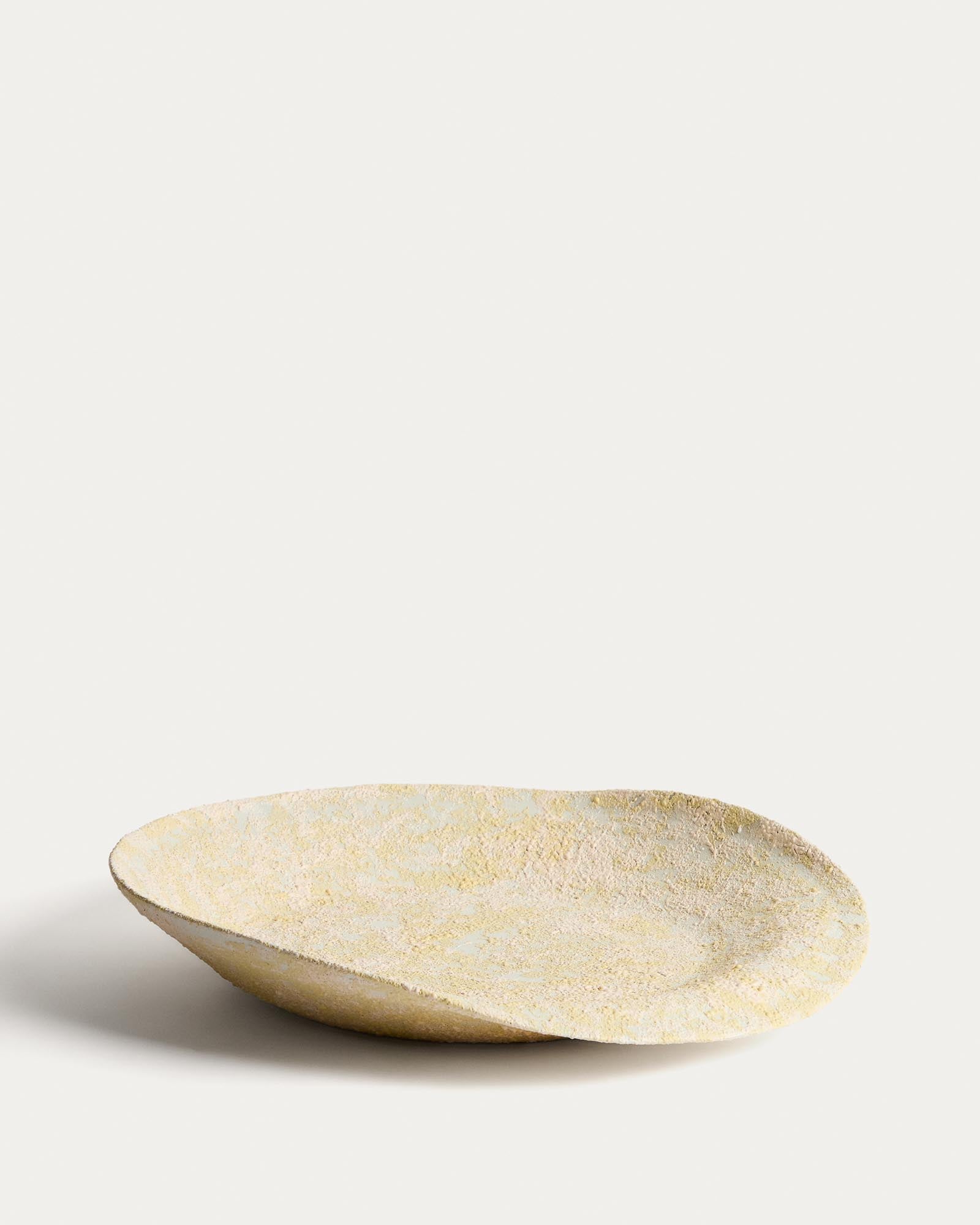 Tafelaufsatz Medira aus Keramik in Ecru und Gelb, Ø 50,5 cm in Gelb präsentiert im Onlineshop von KAQTU Design AG. Schale ist von Kave Home