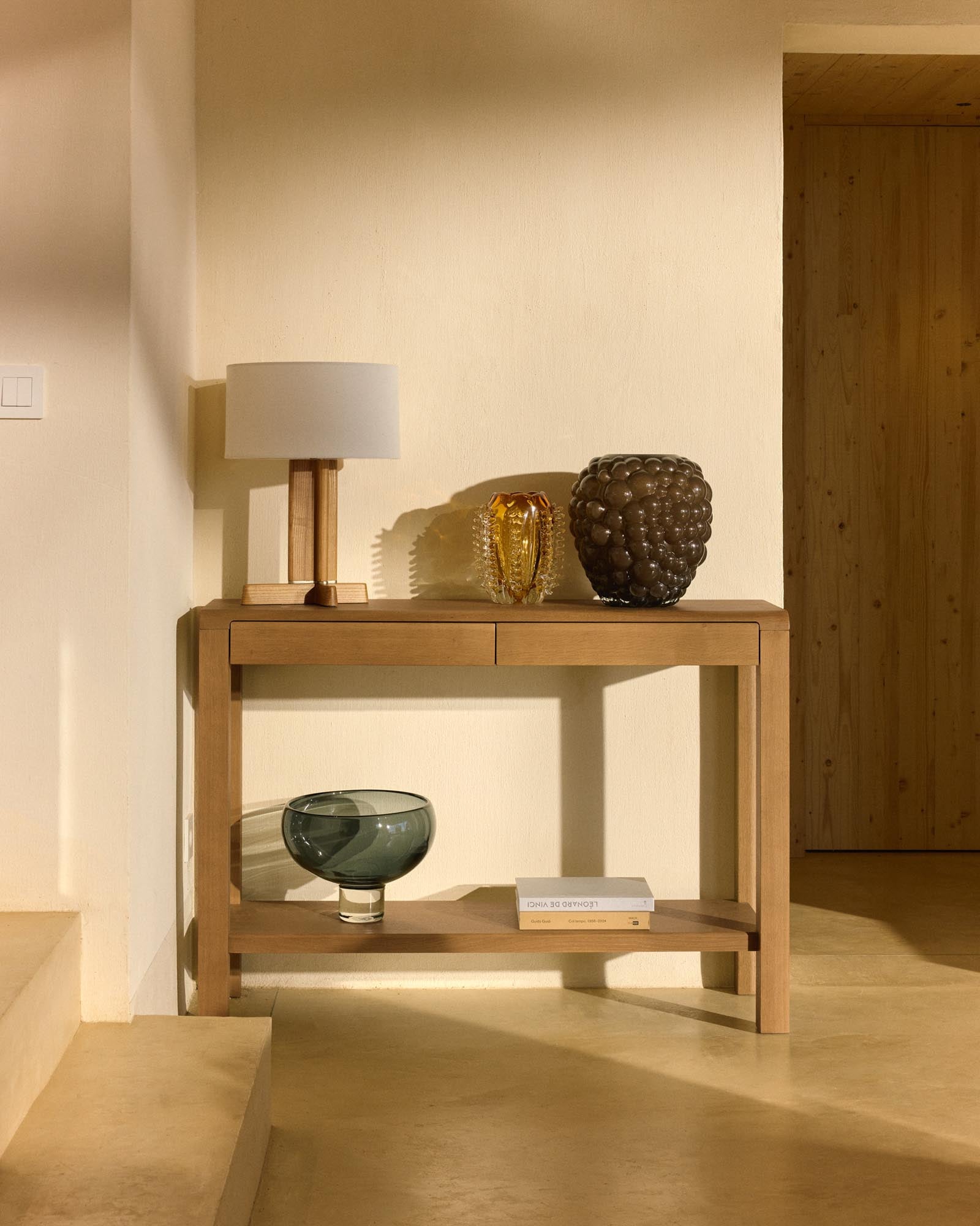 Elegante braune Glasvase Mure von Kave Home, 30 cm hoch, ideal für stilvolle Blumenarrangements und moderne Wohnakzente.