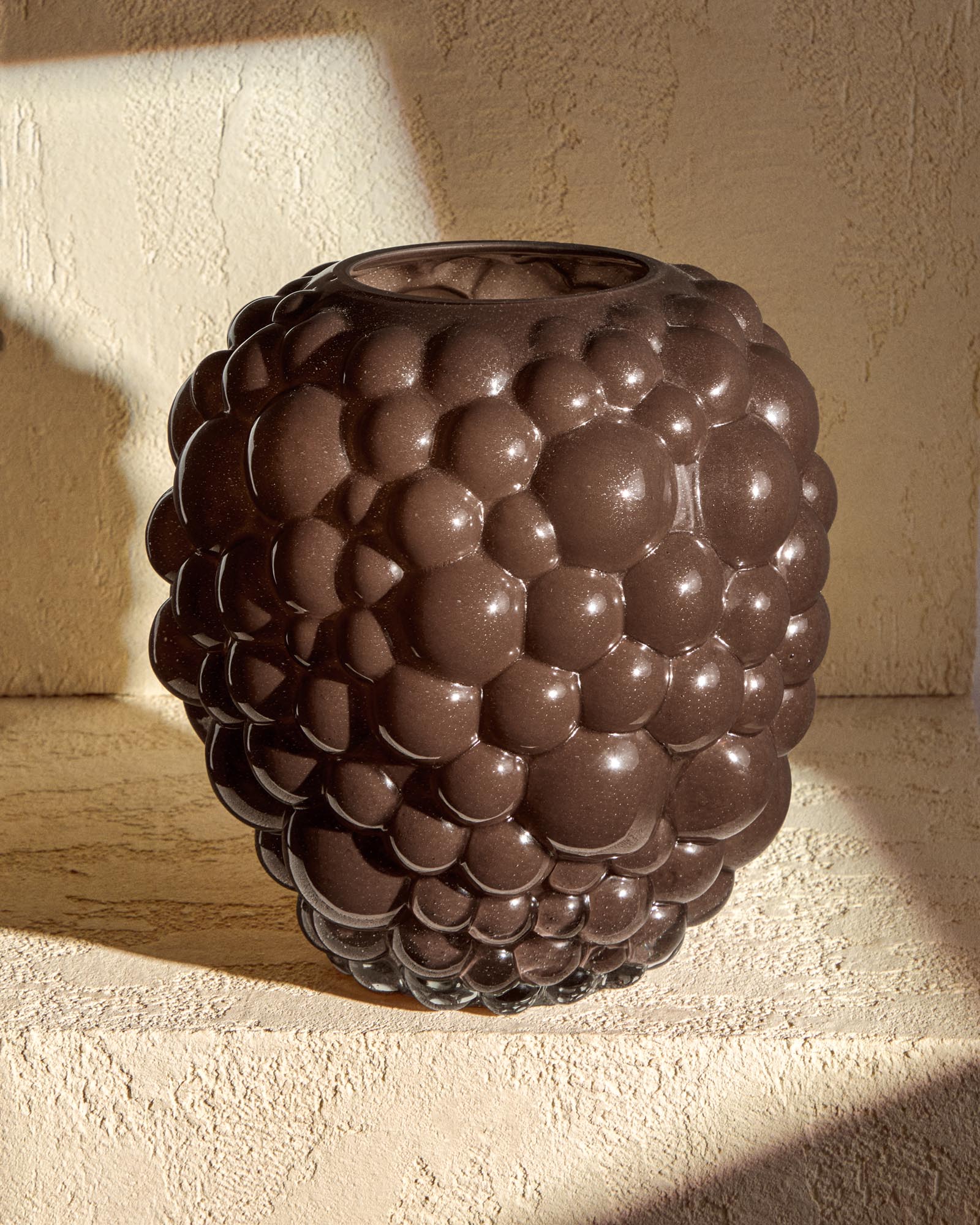 Stilvolle 30 cm hohe Vase Mure aus braunem Glas von Kave Home, perfekt für kreative Dekorationen und als Blickfang in jedem Raum.