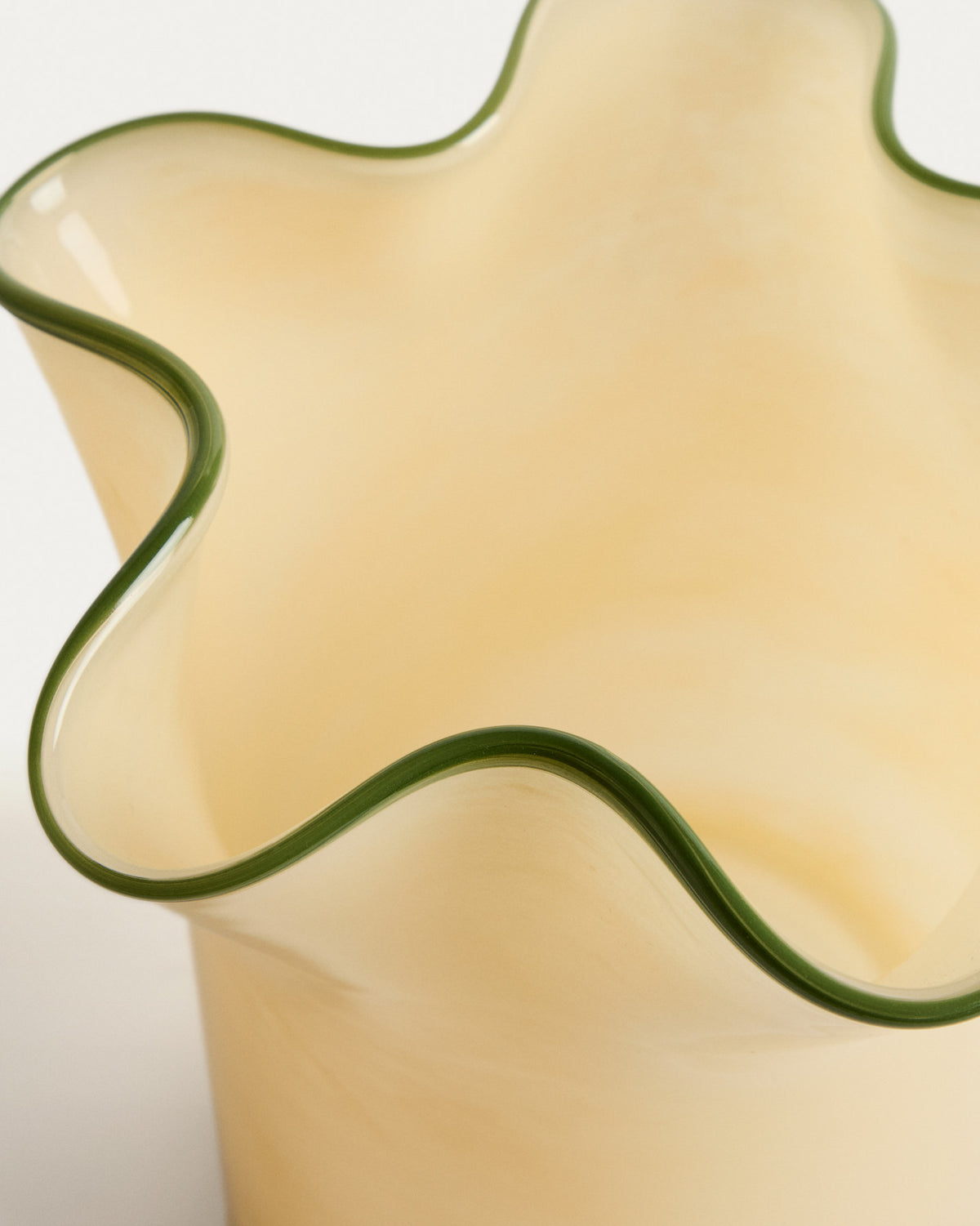 Vase Endasi aus gelbem Glas, 19,5 cm in Gelb, Grün präsentiert im Onlineshop von KAQTU Design AG. Vase ist von Kave Home