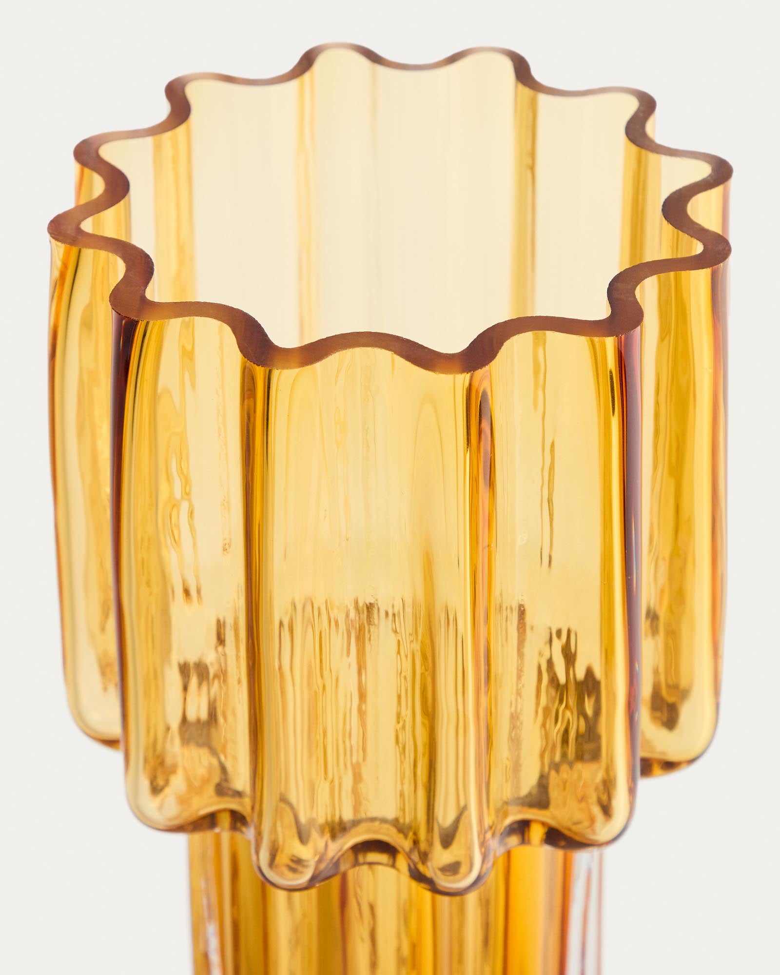 Elegante Vase Cristila aus leuchtendem orangefarbenem Glas, 30 cm hoch, ideal für auffällige Arrangements und farbenfrohe Akzente in Ihrem Zuhause.