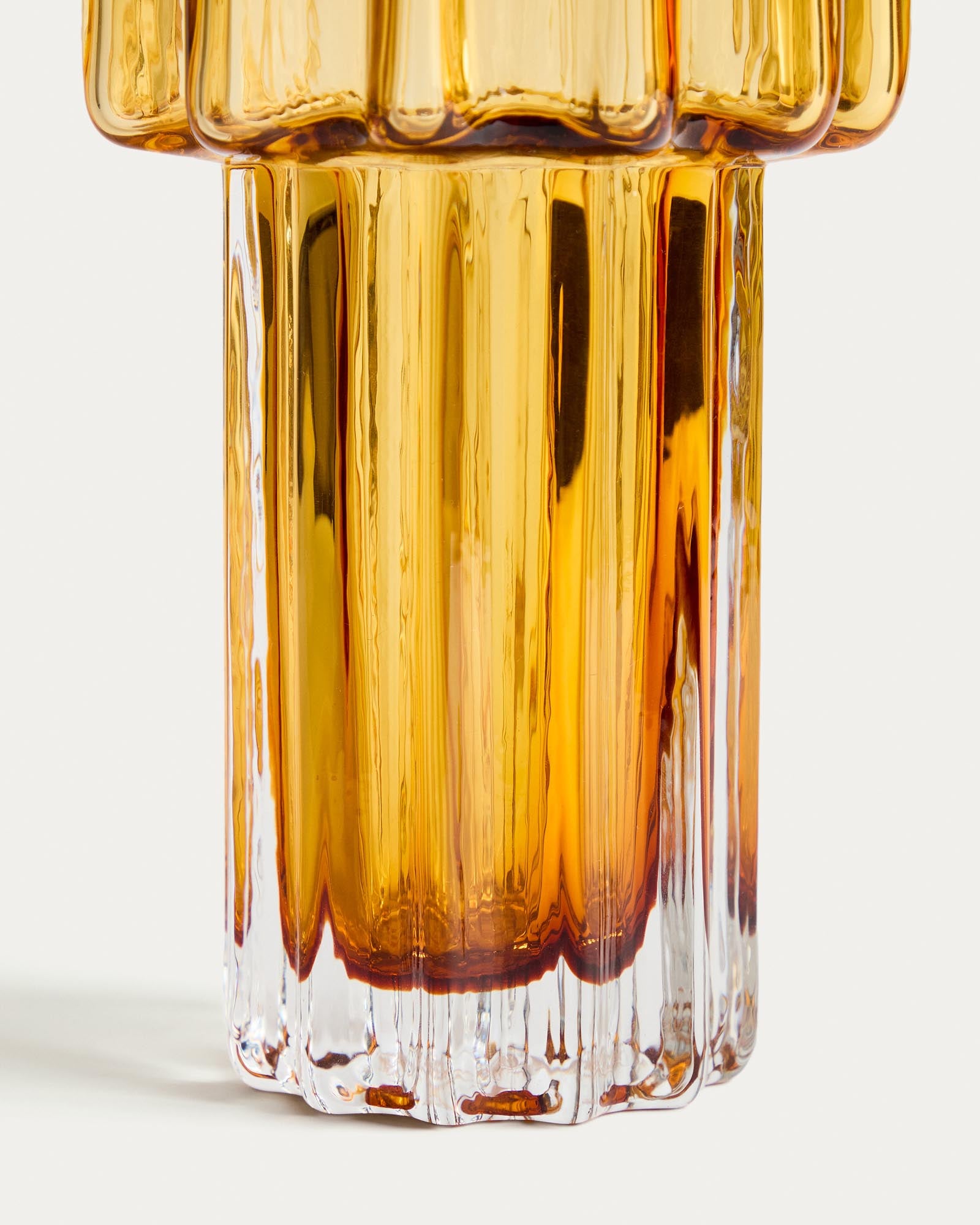 Stilvolle Vase Cristila aus strahlendem orangefarbenem Glas, 30 cm hoch, perfekt für kreative Blumenarrangements und lebendige Wohnakzente.