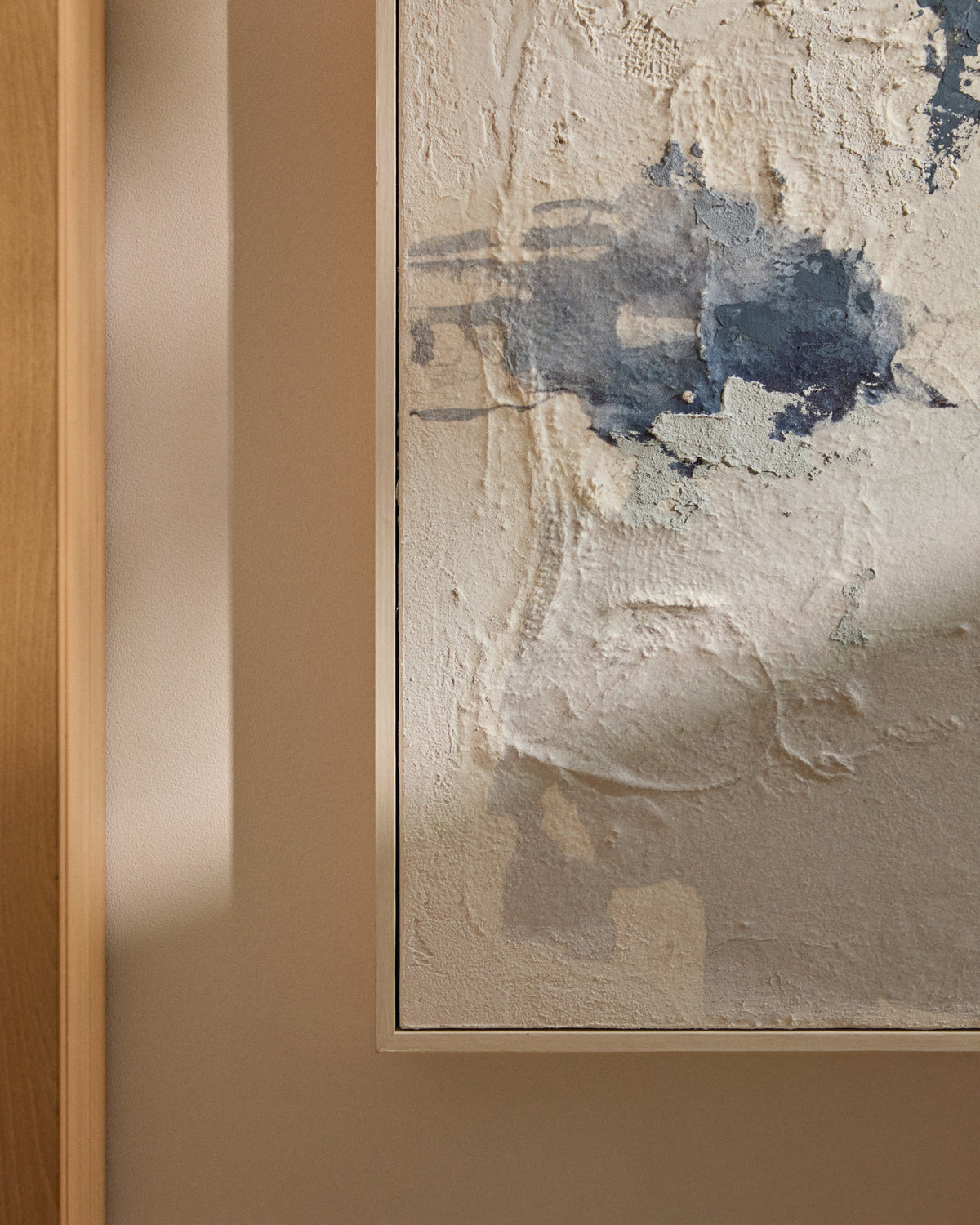 Handgemaltes abstraktes Bild Erale in Grau und Blau, 47 x 182 cm in Weiss, Schwarz, Grau, Beige, Blau präsentiert im Onlineshop von KAQTU Design AG. Bild ist von Kave Home