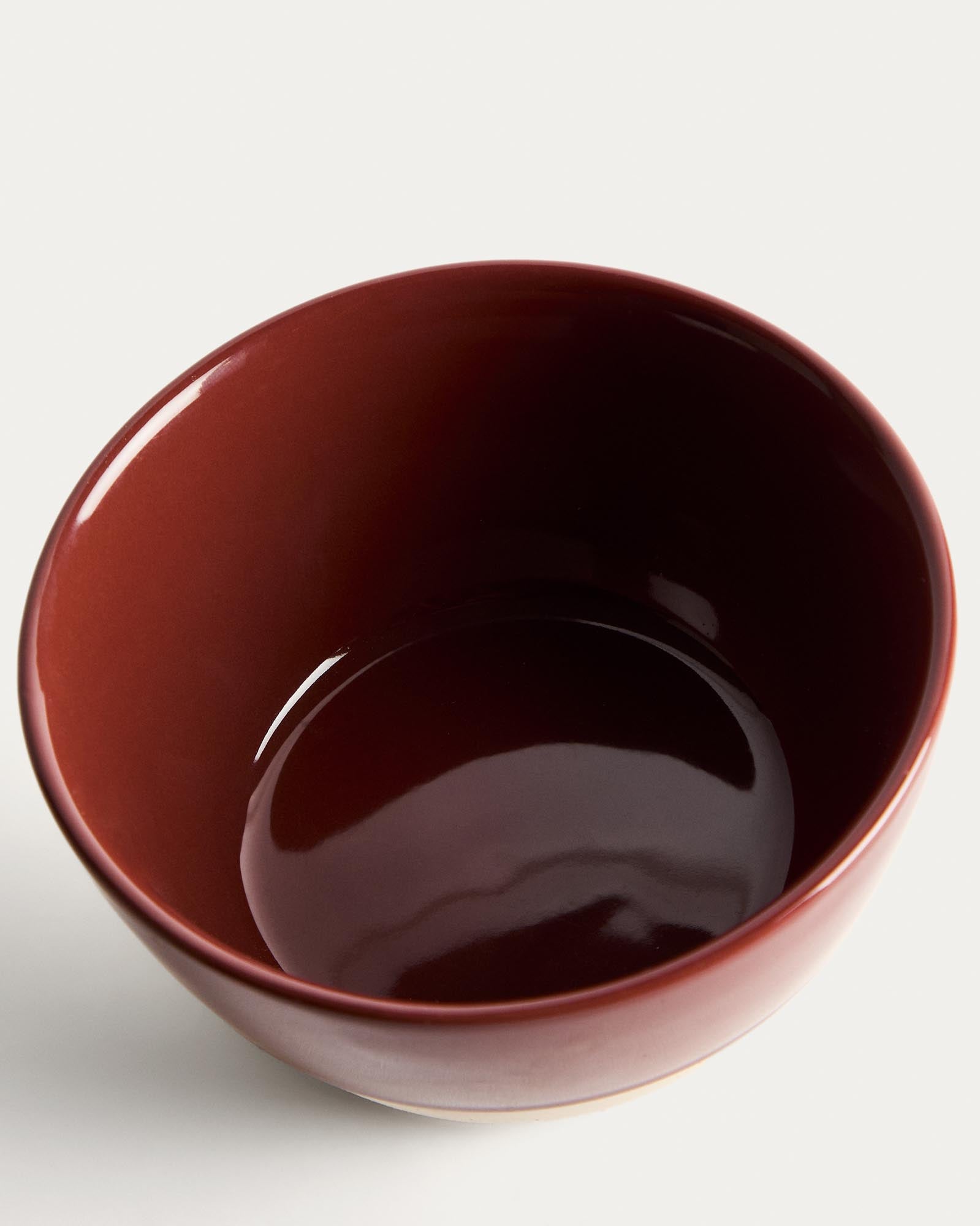 Elegante Schale Doren aus hochwertiger Keramik in sattem Granatrot, ideal für stilvolle Tischdekoration und vielseitige Verwendung.