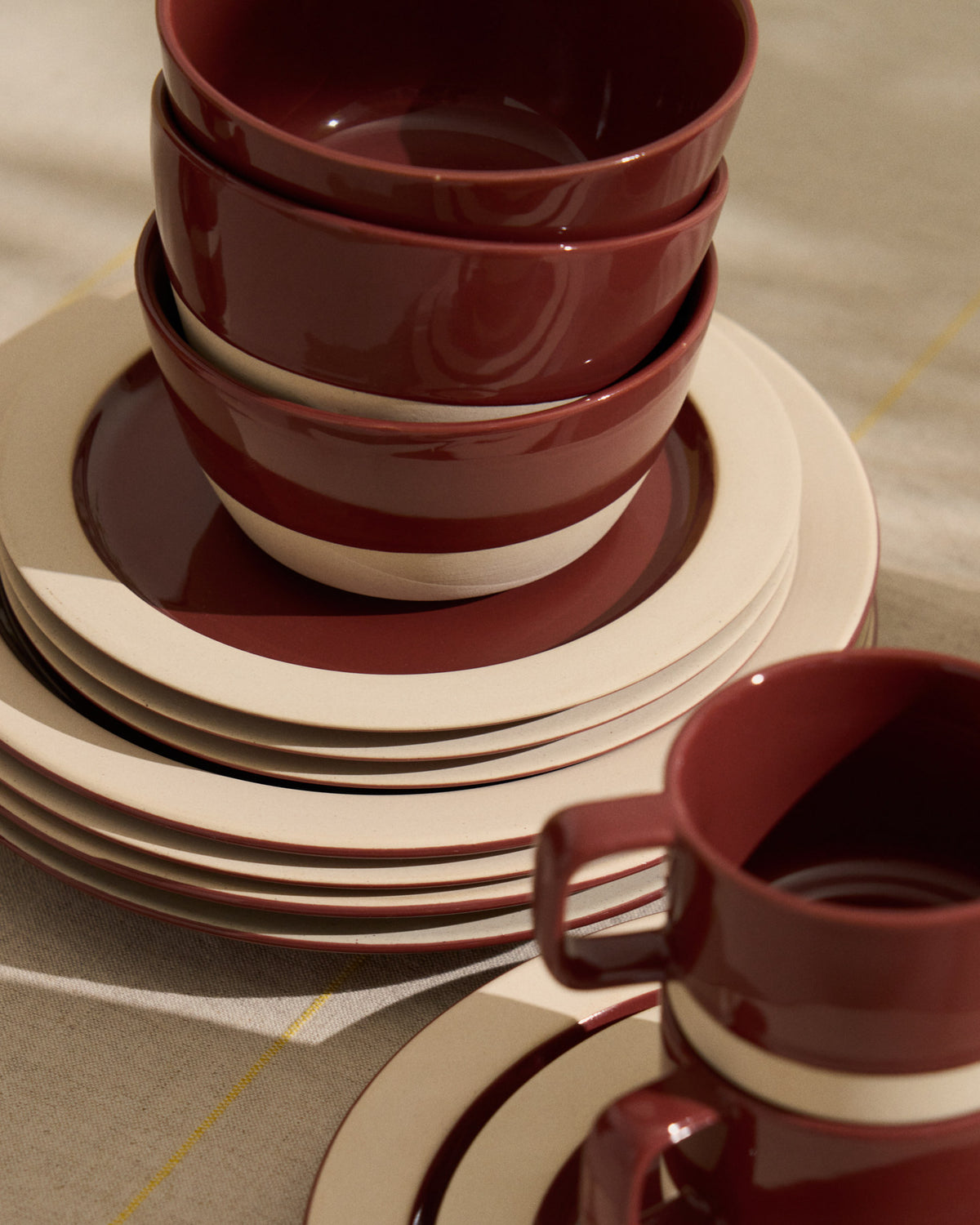 Teller Doren aus Keramik in Granatrot in Weiss präsentiert im Onlineshop von KAQTU Design AG. Teller ist von Kave Home