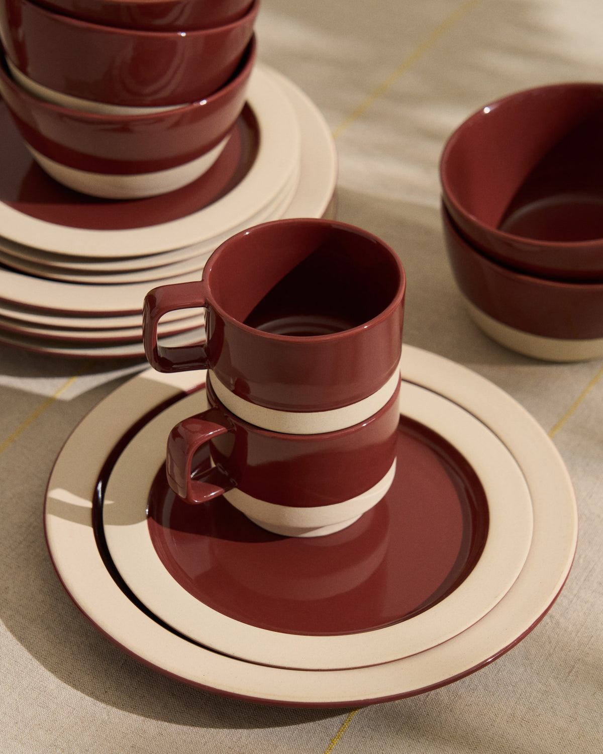 Teller Doren aus Keramik in Granatrot in Weiss präsentiert im Onlineshop von KAQTU Design AG. Teller ist von Kave Home