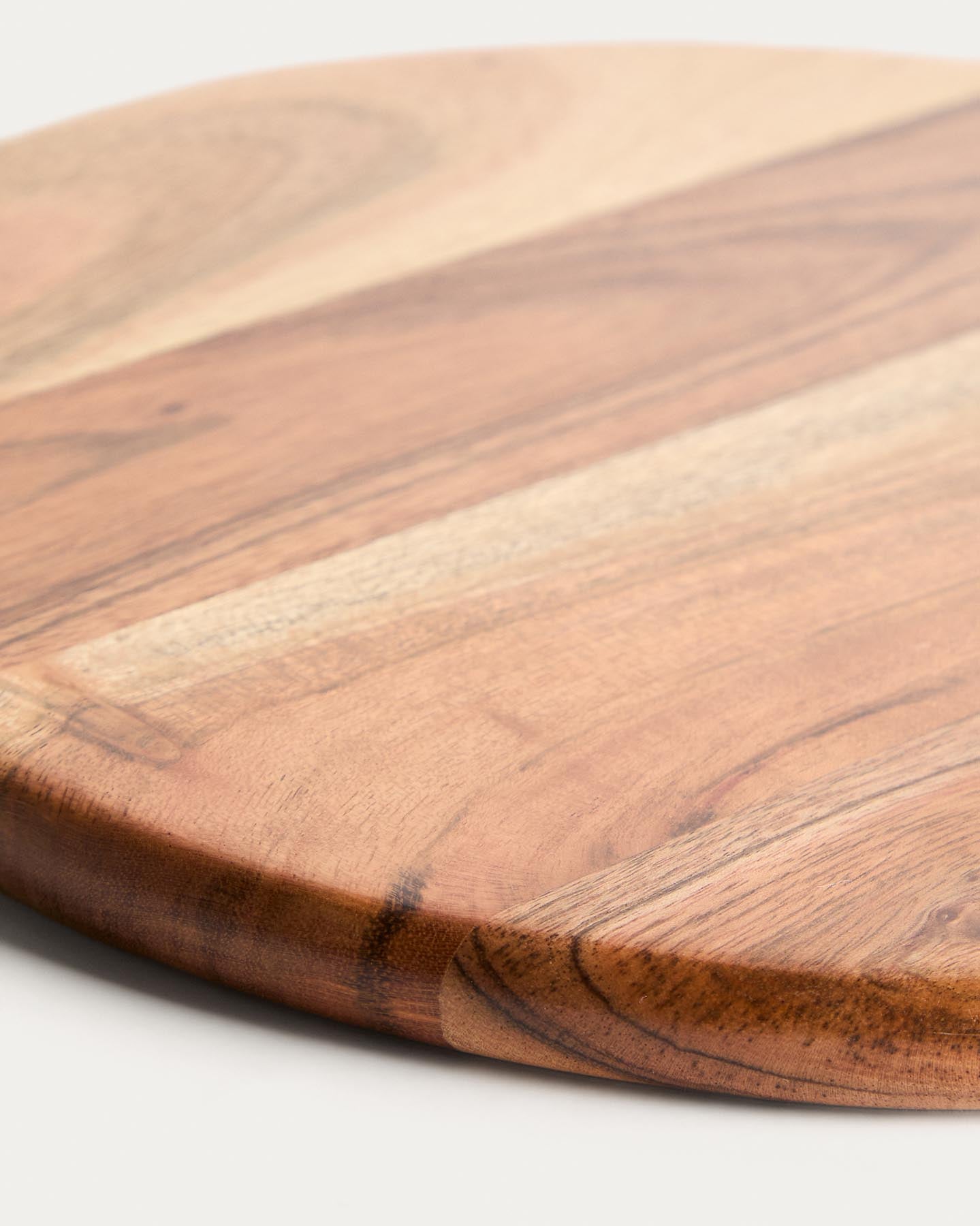 Servierbrett Dalme aus Akazienholz, Ø 26,5 cm in Braun präsentiert im Onlineshop von KAQTU Design AG. Servierplatten ist von Kave Home