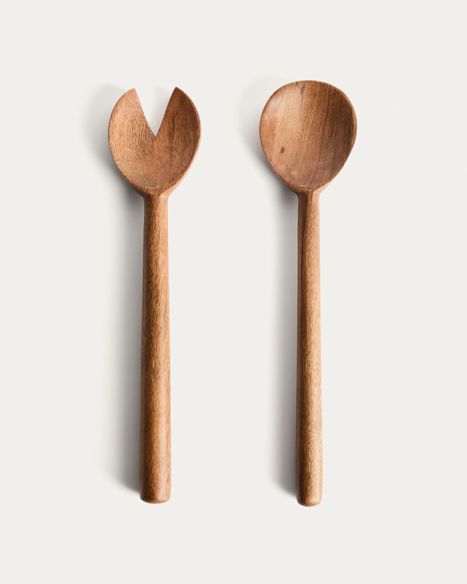 Set Malor mit 2 Küchenutensilien aus Akazienholz. in Braun präsentiert im Onlineshop von KAQTU Design AG. Salatzubehör ist von Kave Home