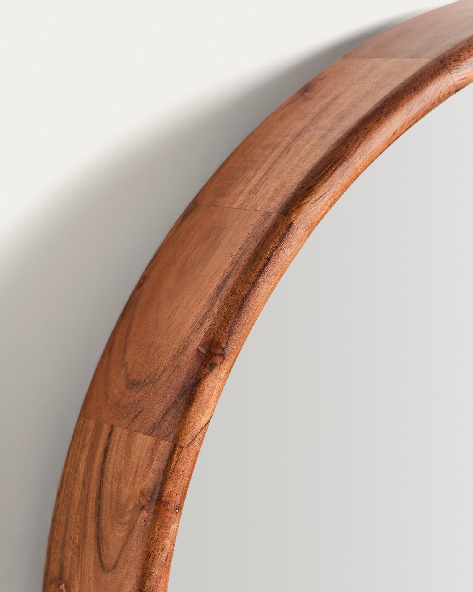 Eleganter Wandspiegel Berale aus hochwertigem Akazienholz, Ø 49,5 cm, in warmem Braun, ideal für stilvolle Wohnräume.