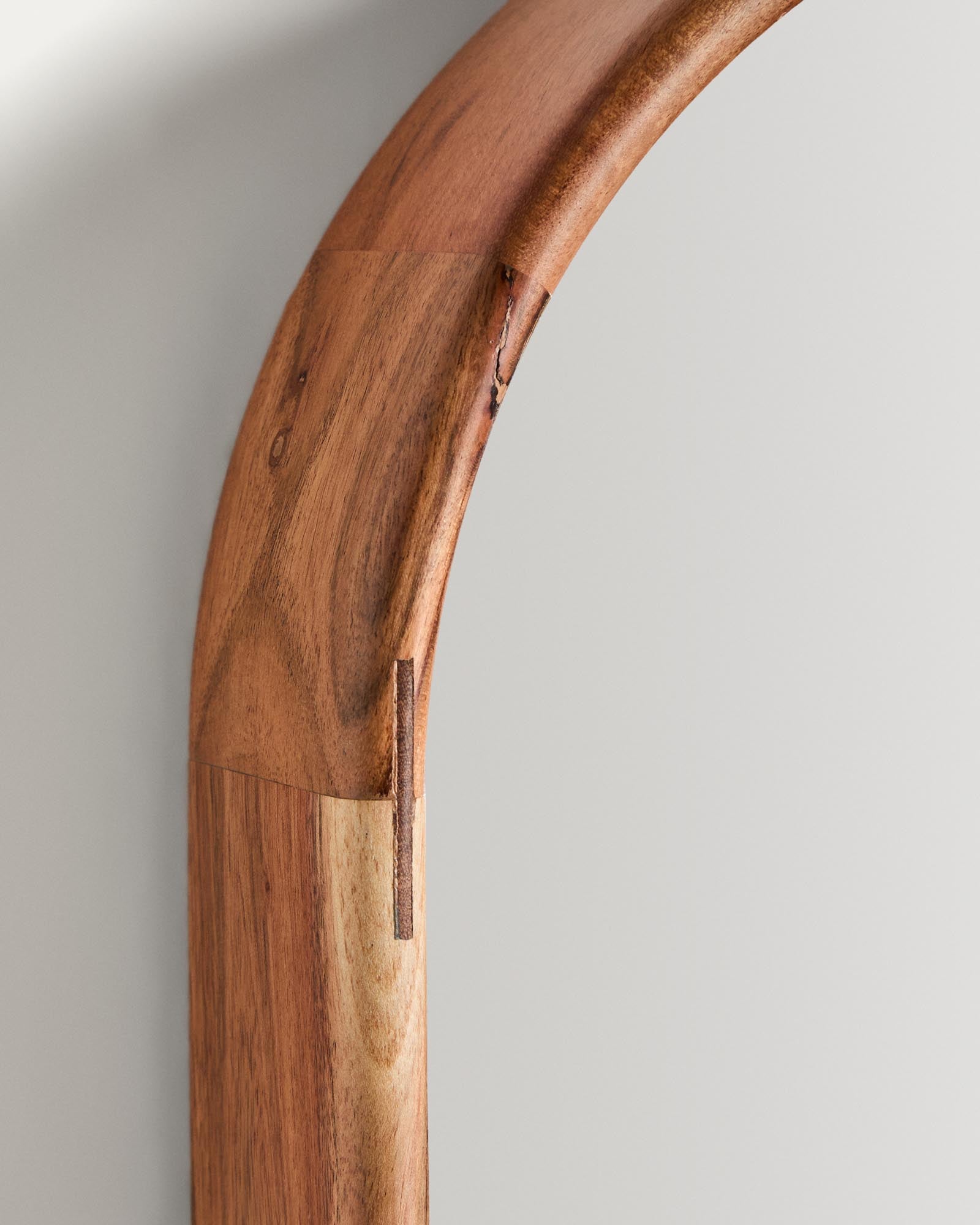 Eleganter Wandspiegel Berale aus hochwertigem Akazienholz, 76 x 33 cm, in warmen Brauntönen, ideal für stilvolle Wohnräume.