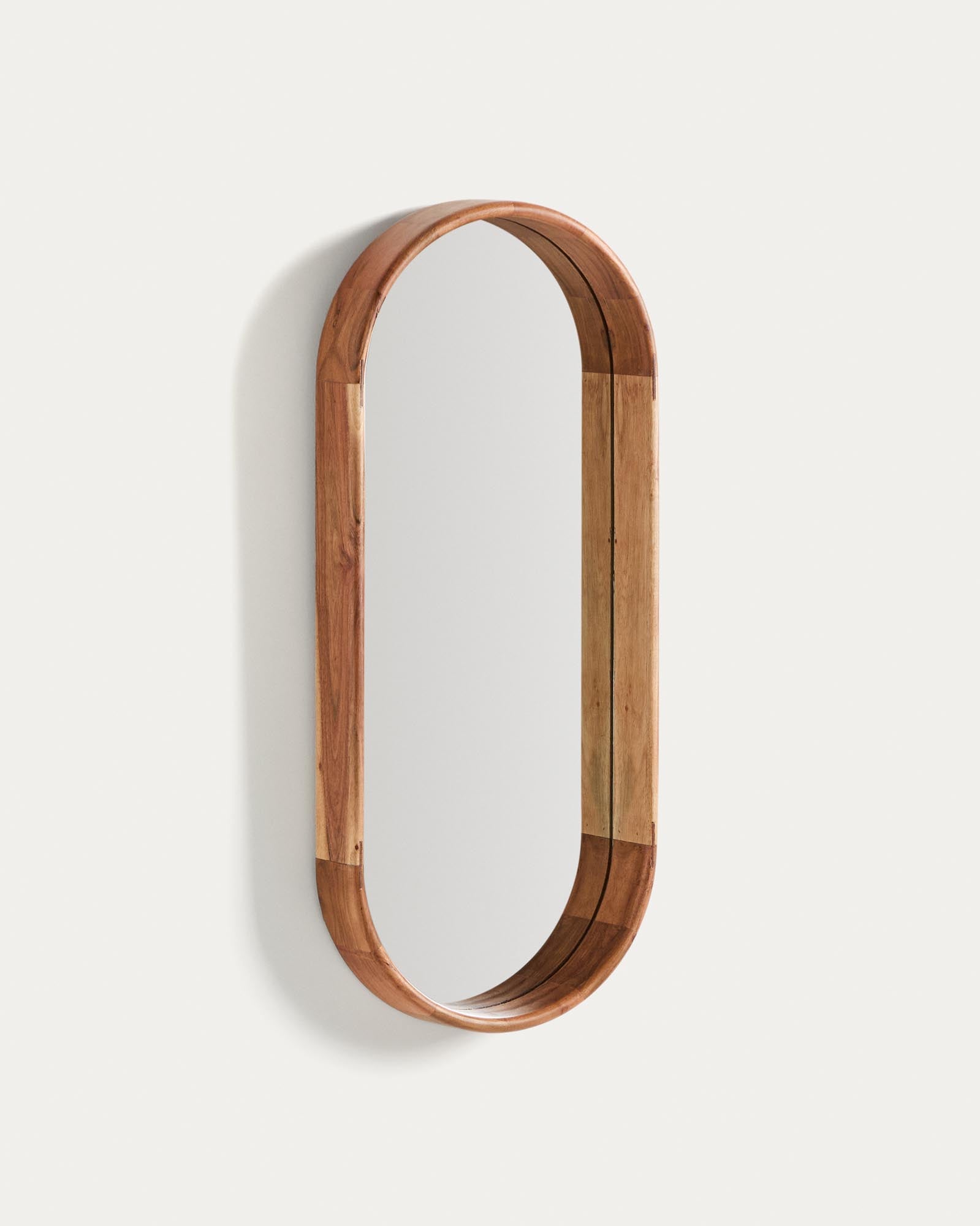 Stilvoller Akazienholz-Wandspiegel Berale, 76 x 33 cm, mit natürlicher Holzmaserung, perfekt für moderne Inneneinrichtungen.