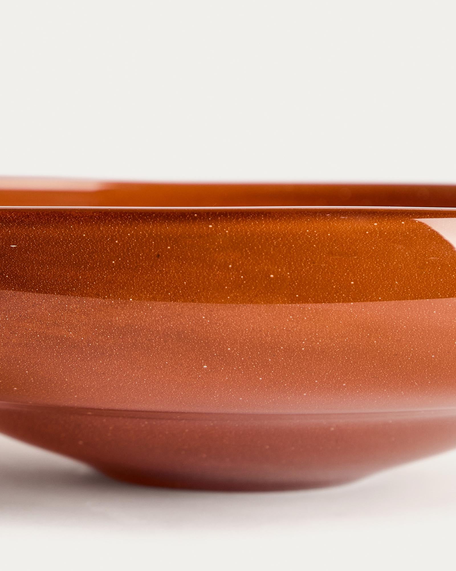 Tafelaufsatz Denuo aus rotem Glas, Ø 34 cm in Transparent präsentiert im Onlineshop von KAQTU Design AG. Schale ist von Kave Home