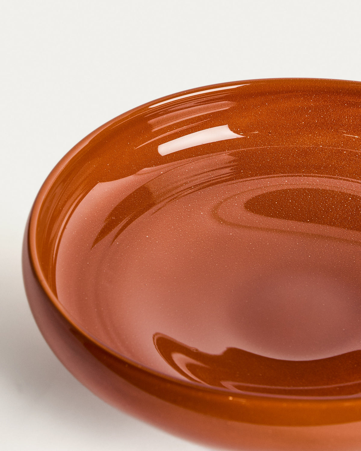 Tafelaufsatz Denuo aus rotem Glas, Ø 34 cm in Transparent präsentiert im Onlineshop von KAQTU Design AG. Schale ist von Kave Home