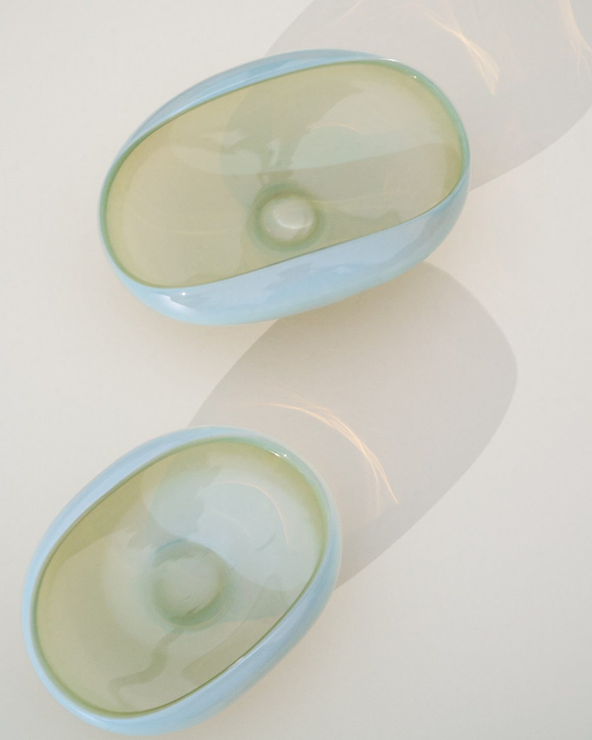 Tafelaufsatz Nodila aus weissem Glas, 23 x 16,5 cm in Transparent, Weiss präsentiert im Onlineshop von KAQTU Design AG. Vase ist von Kave Home