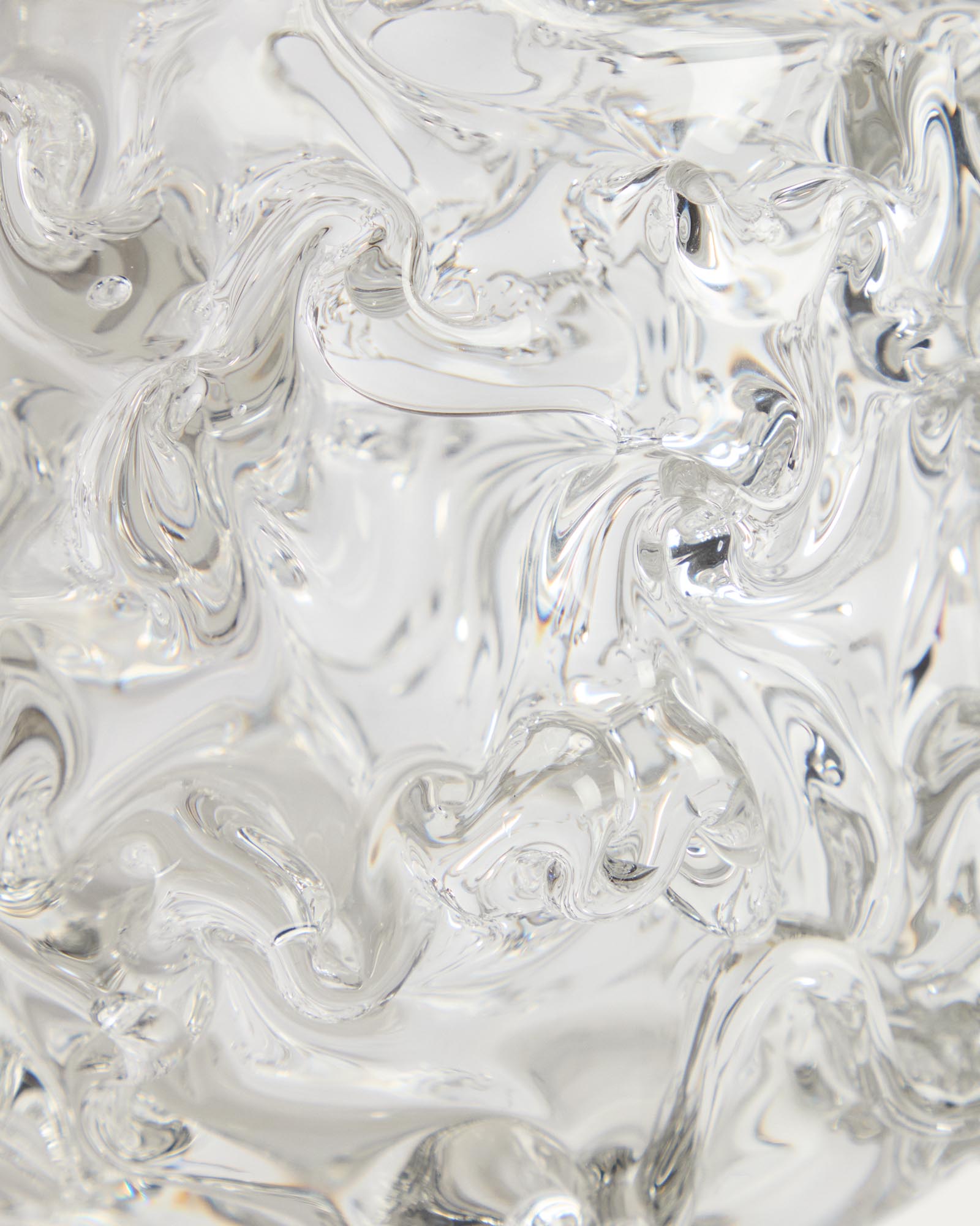 Schöner Tafelaufsatz Vorma aus transparentem Glas mit 17,5 cm Durchmesser, perfekt für kreative Arrangements und festliche Tischdekorationen.
