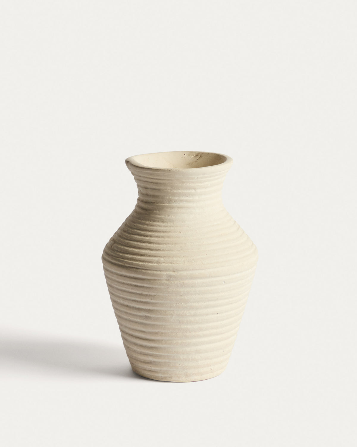 Beige Pappmaché-Vase Pria, 25 cm in Beige präsentiert im Onlineshop von KAQTU Design AG. Vase ist von Kave Home