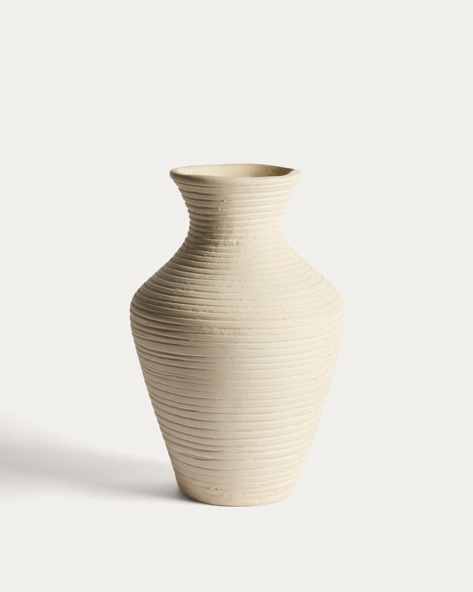 Beige Pappmaché-Vase Pria, 36 cm in Beige präsentiert im Onlineshop von KAQTU Design AG. Vase ist von Kave Home