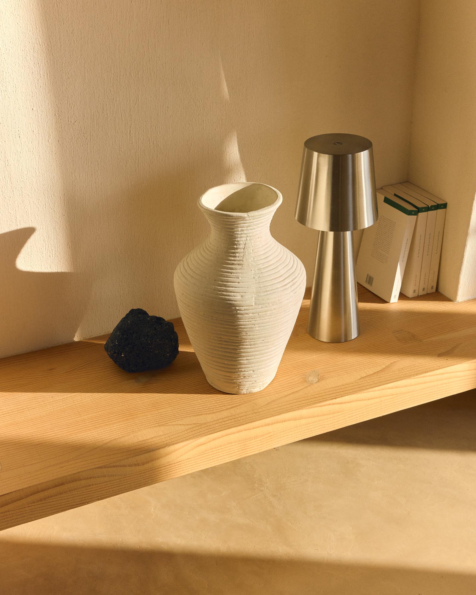 Elegante beige Pappmaché-Vase Pria von Kave Home, 36 cm hoch, ideal für stilvolle Blumenarrangements und moderne Wohnakzente.