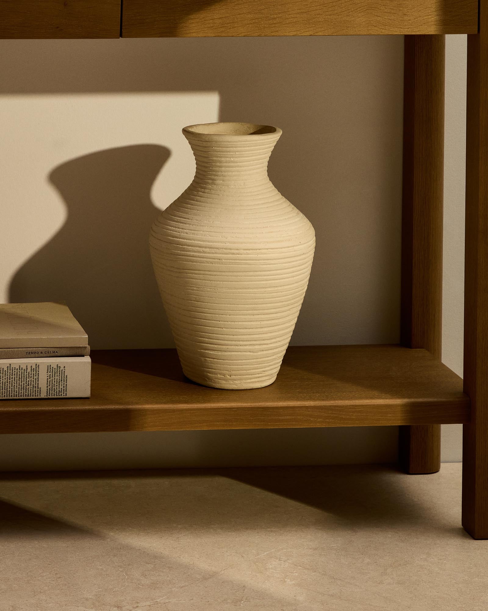 Stilvolle beige Vase aus Pappmaché Pria von Kave Home, 36 cm hoch, perfekt für kreative Dekorationen und moderne Inneneinrichtungen.
