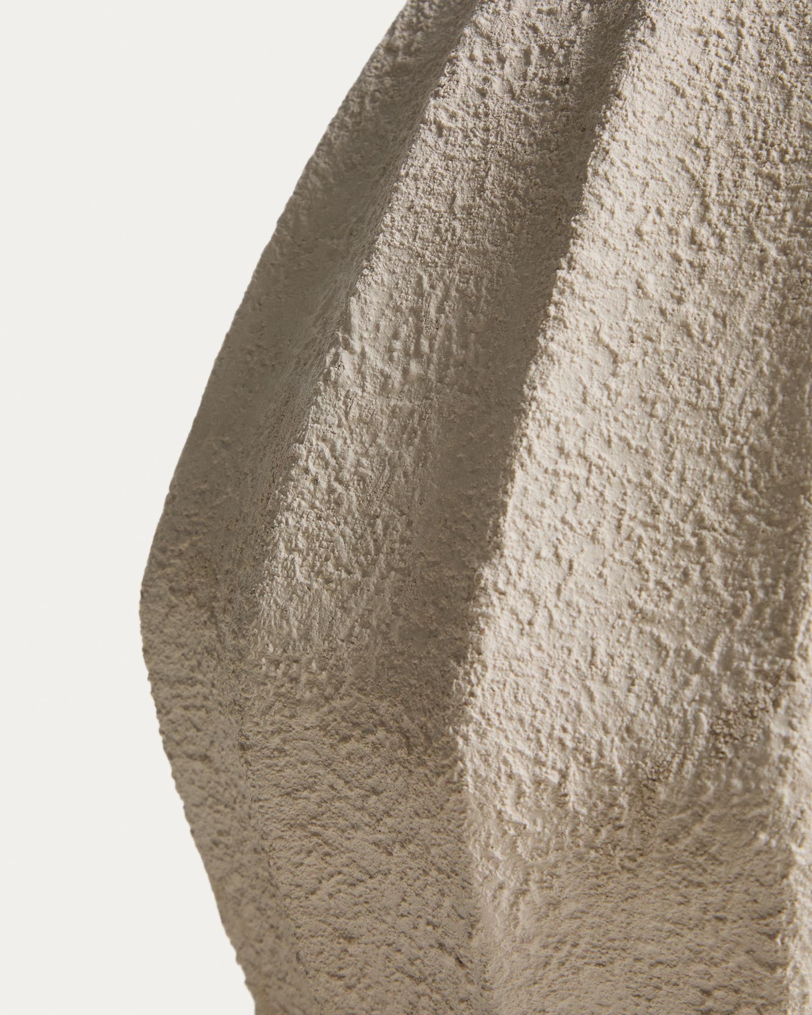 Elegante beige Pappmaché-Vase Arquena von Kave Home, 46 cm hoch, ideal für moderne Wohnräume und als Blickfang für Blumenarrangements.