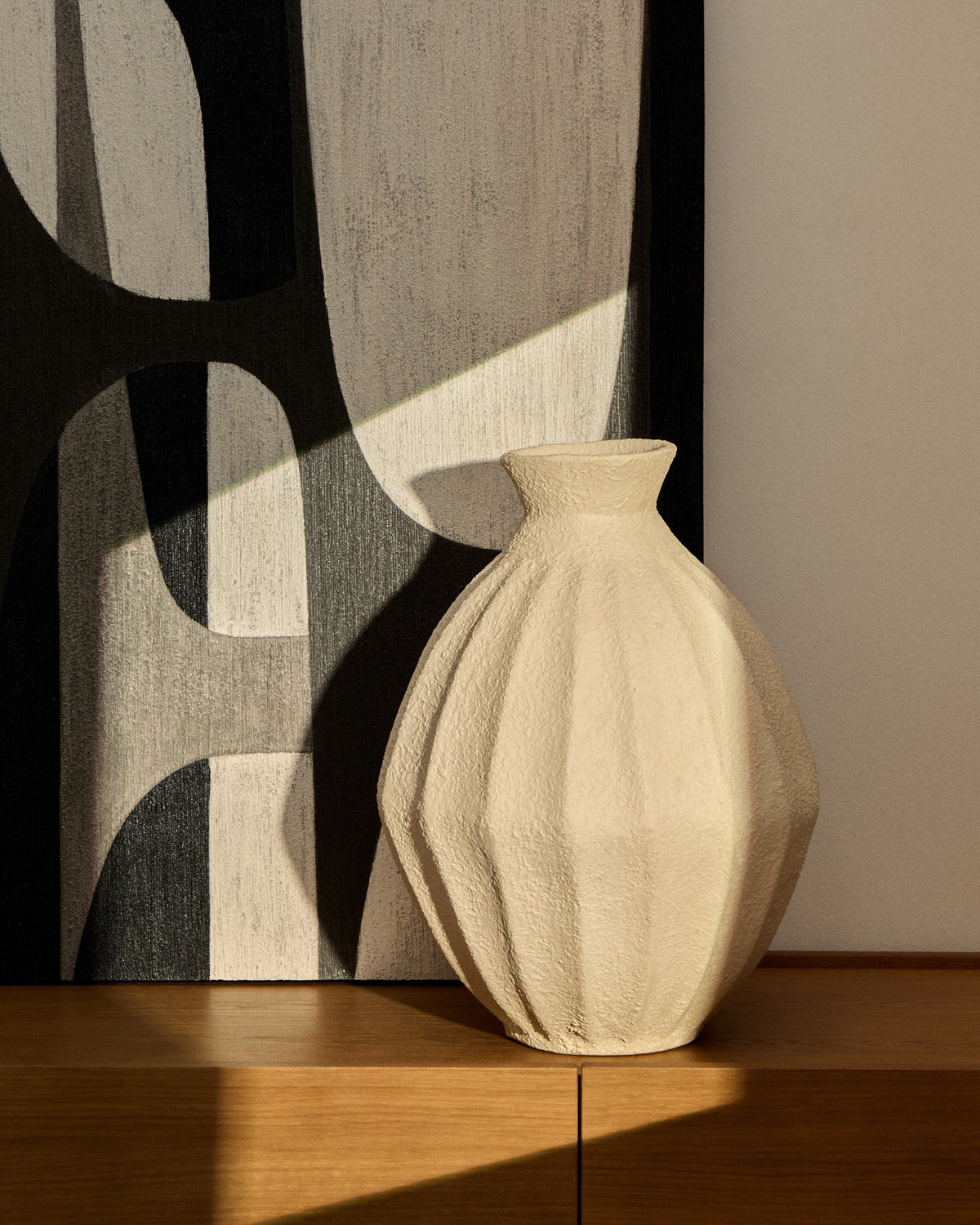 Beige Pappmaché-Vase Arquena, 46 cm in Beige präsentiert im Onlineshop von KAQTU Design AG. Vase ist von Kave Home