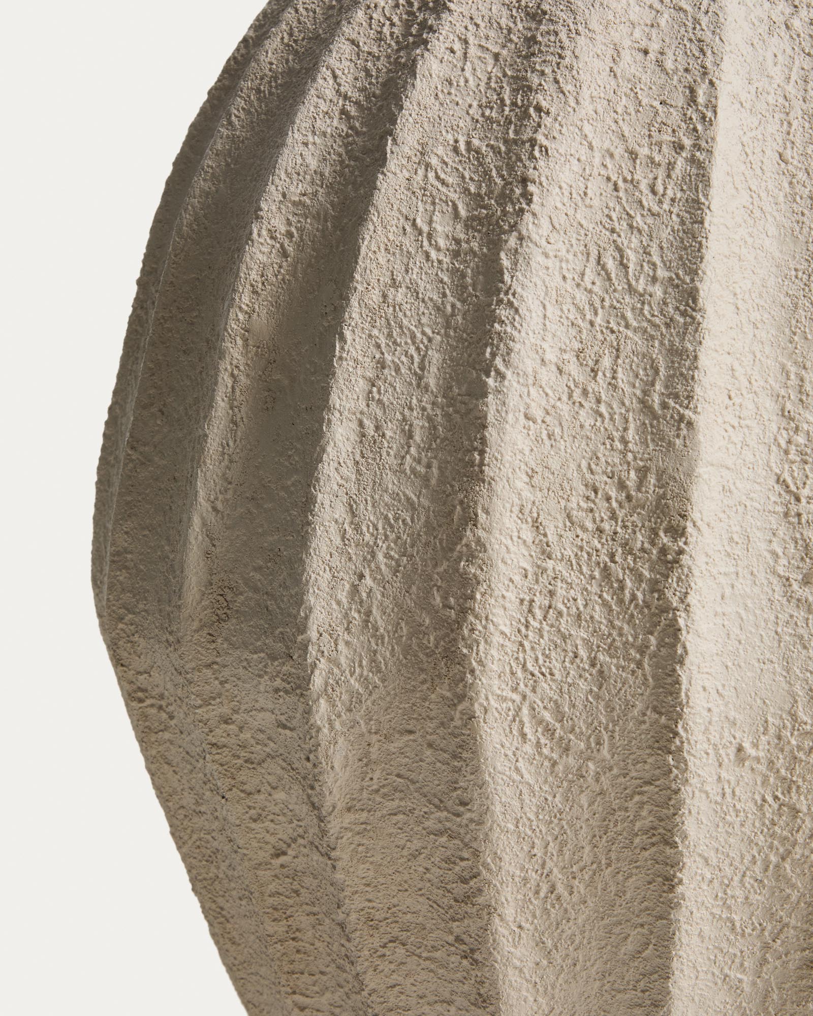 Elegante beige Pappmaché-Vase Arquena von Kave Home, 67 cm hoch, ideal für einzigartige Arrangements und zeitgemäße Wohnakzente.