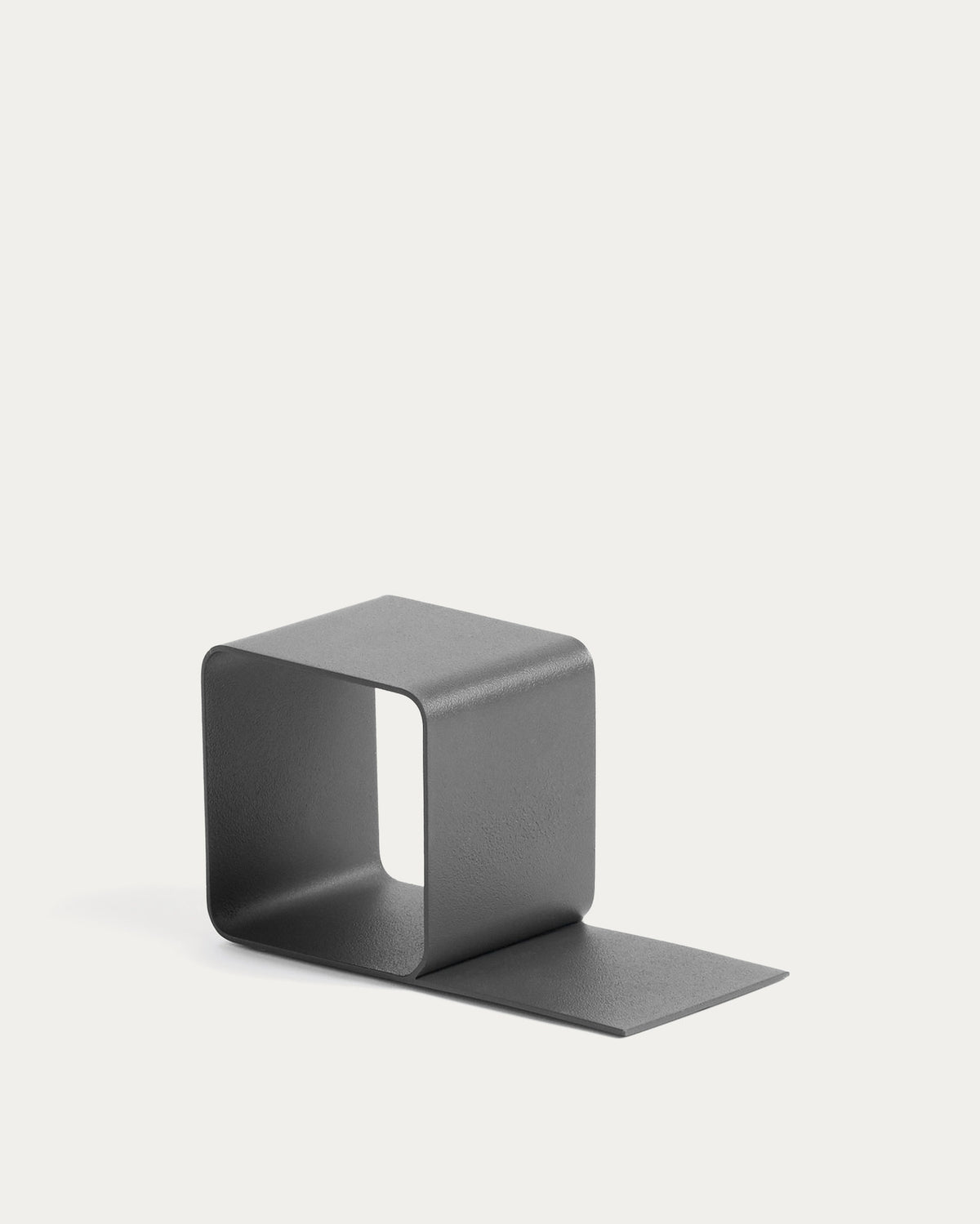 Buchstütze Mistra aus schwarzem Eisen in Schwarz präsentiert im Onlineshop von KAQTU Design AG. Büromaterial ist von Kave Home