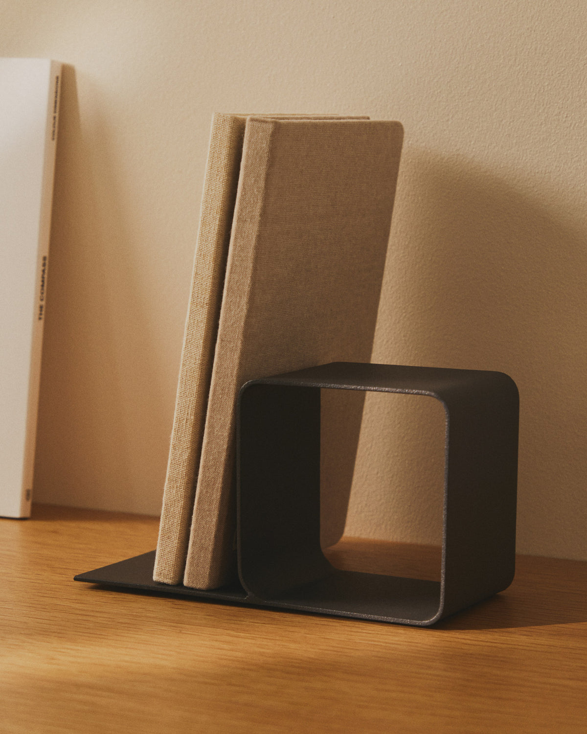 Buchstütze Mistra aus schwarzem Eisen in Schwarz präsentiert im Onlineshop von KAQTU Design AG. Büromaterial ist von Kave Home