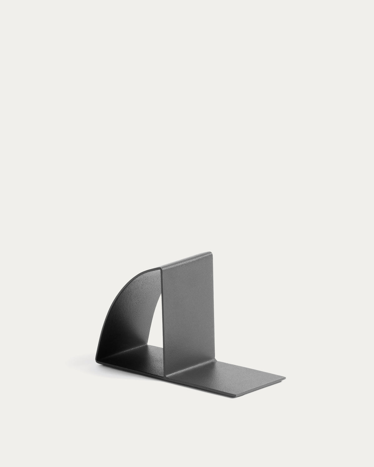 Buchstütze Mistra aus schwarzem Eisen in Schwarz präsentiert im Onlineshop von KAQTU Design AG. Büromaterial ist von Kave Home