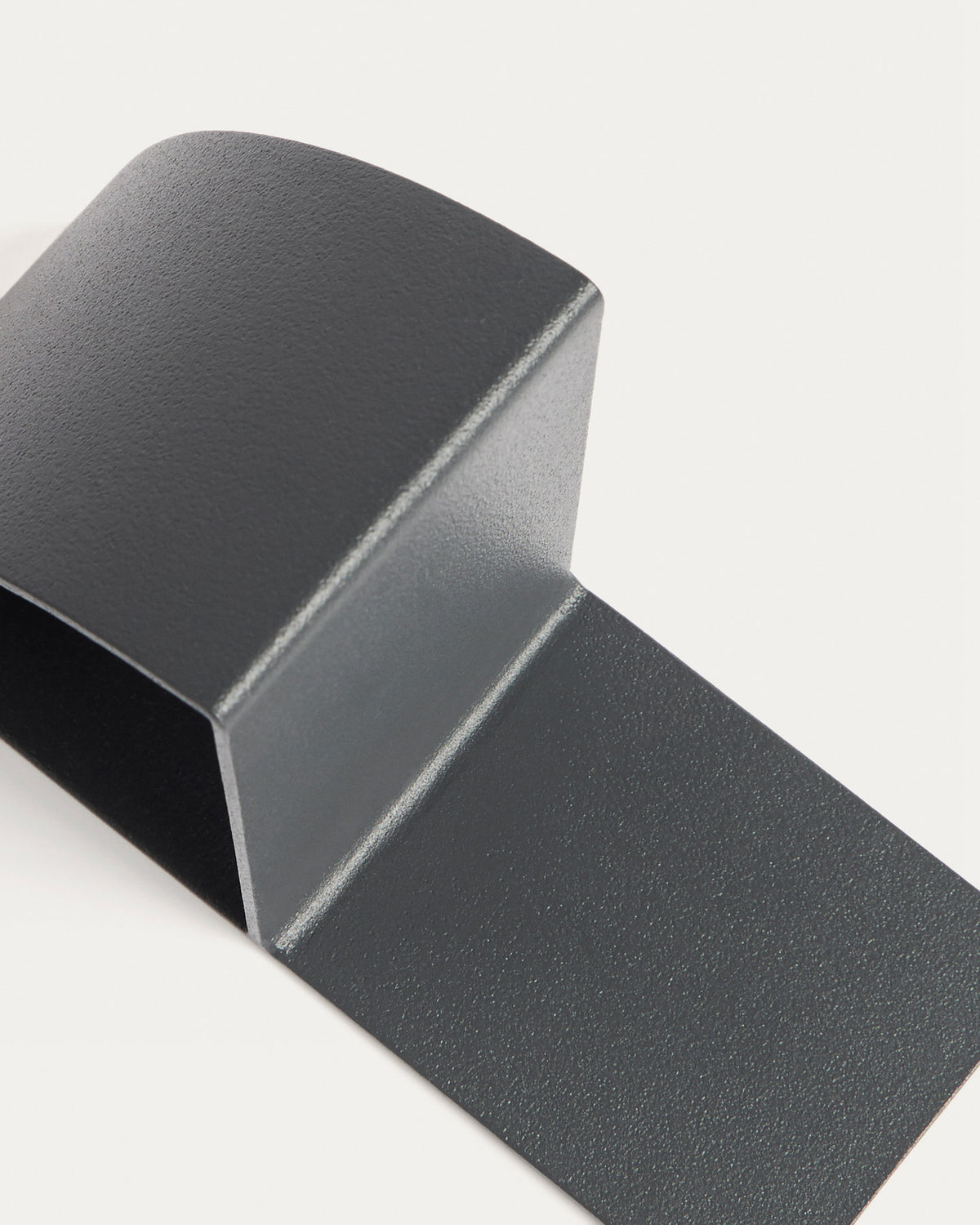 Buchstütze Mistra aus schwarzem Eisen in Schwarz präsentiert im Onlineshop von KAQTU Design AG. Büromaterial ist von Kave Home