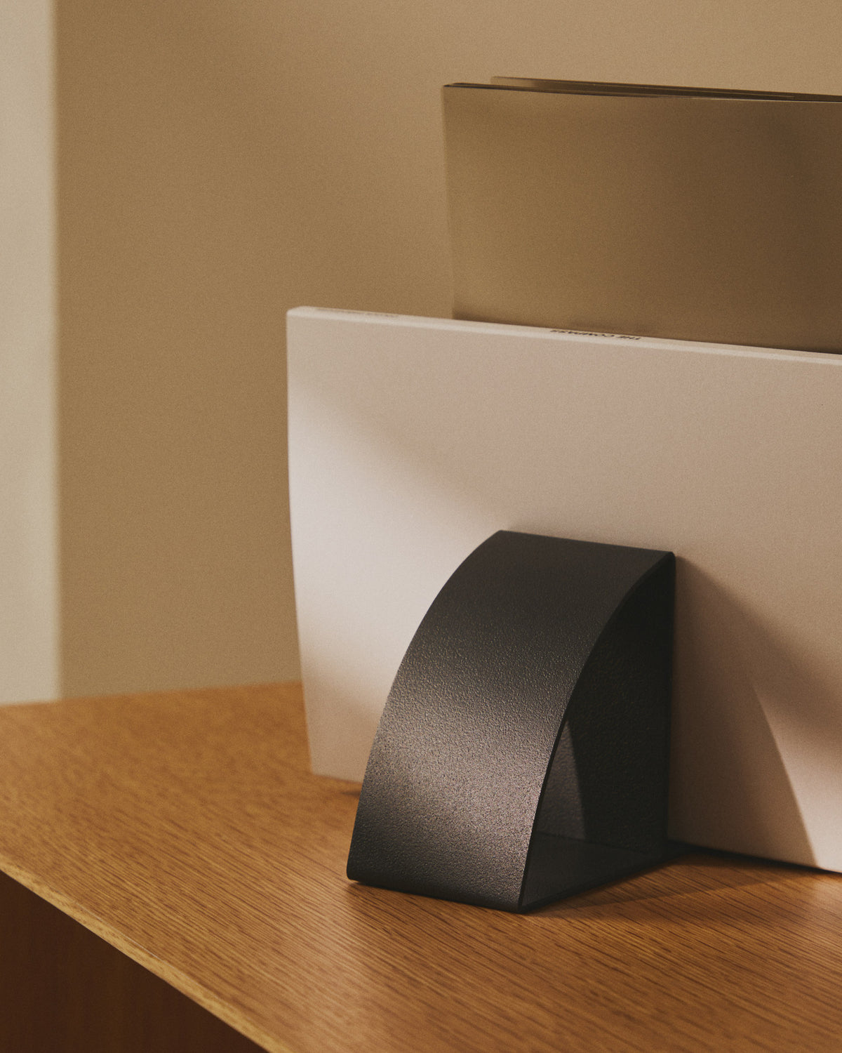 Buchstütze Mistra aus schwarzem Eisen in Schwarz präsentiert im Onlineshop von KAQTU Design AG. Büromaterial ist von Kave Home