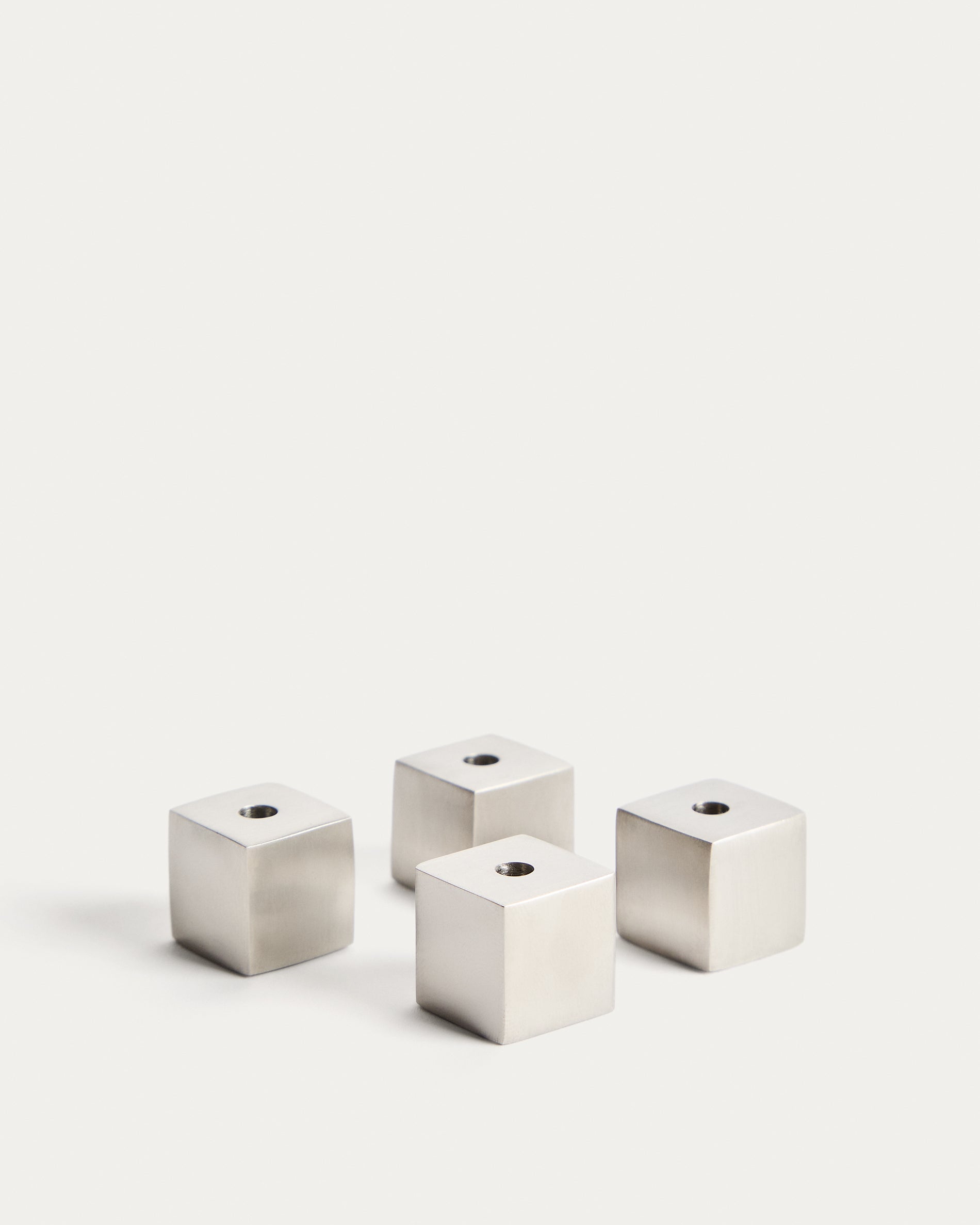 Set Acadia mit 4 Kerzenhaltern aus Edelstahl mit matt silbernem Finish in Grau präsentiert im Onlineshop von KAQTU Design AG. Kerzenständer ist von Kave Home