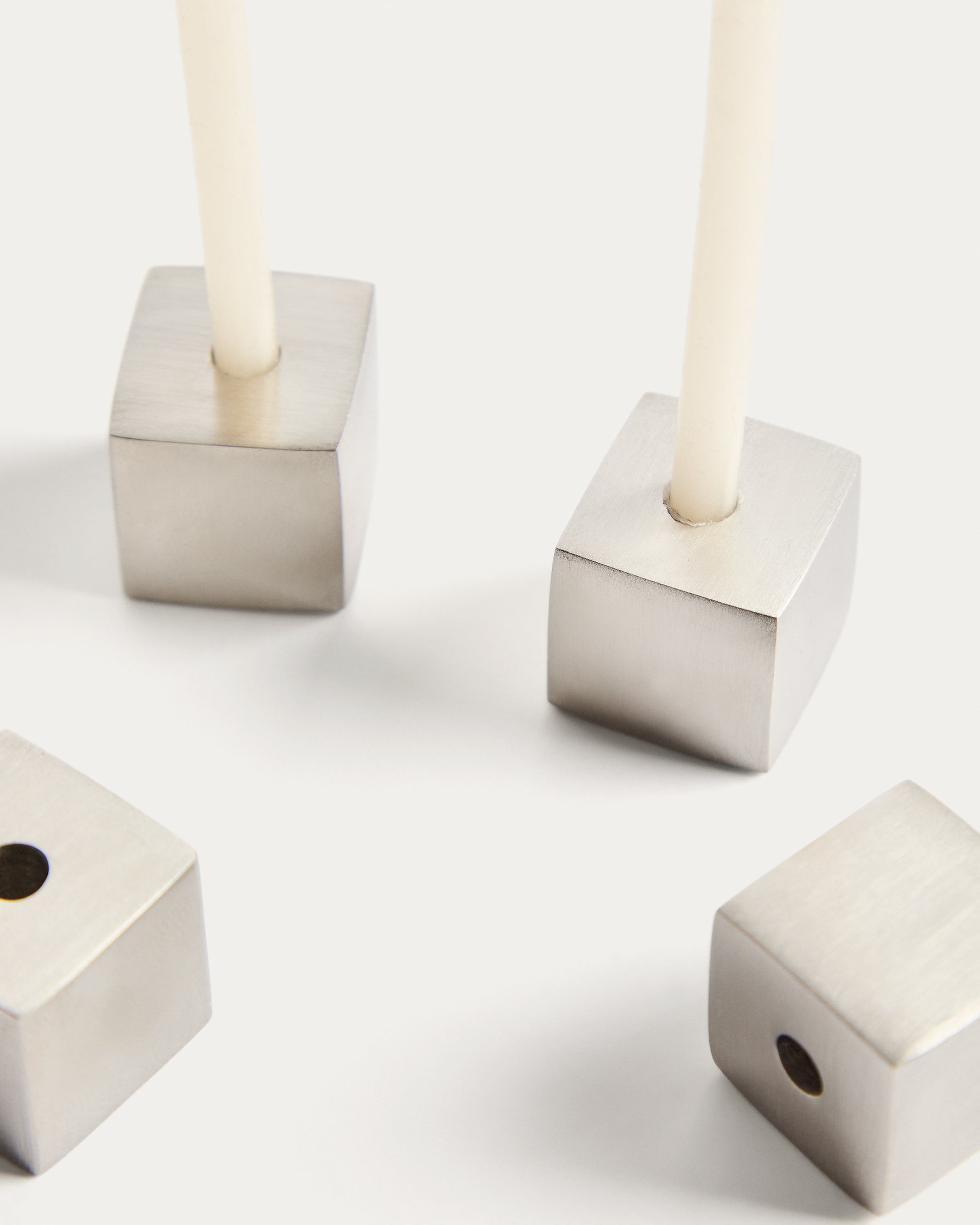 Set Acadia mit 4 Kerzenhaltern aus Edelstahl mit matt silbernem Finish in Grau präsentiert im Onlineshop von KAQTU Design AG. Kerzenständer ist von Kave Home