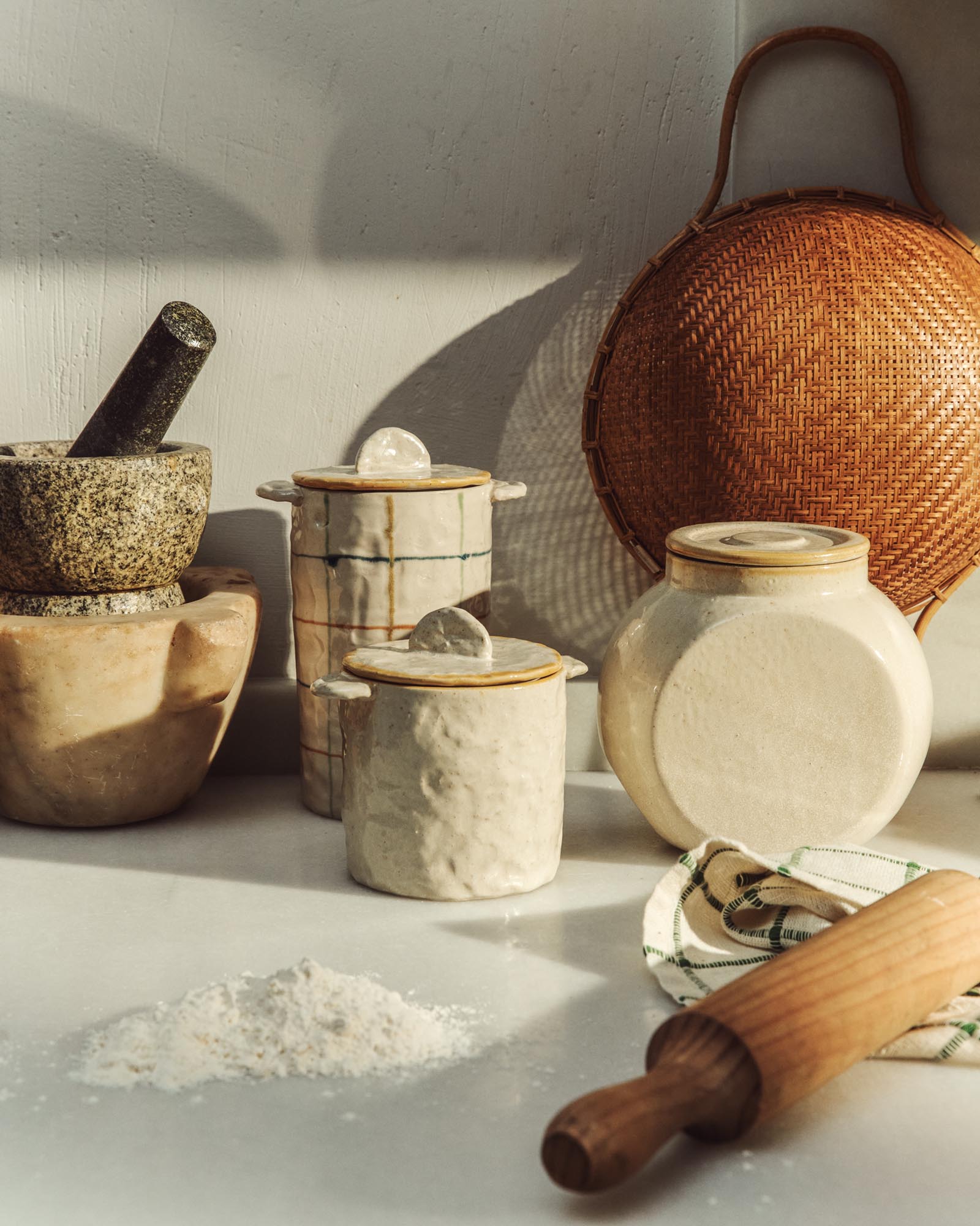 Topf Belor aus Keramik in Weiss, 13,5 cm in Weiss präsentiert im Onlineshop von KAQTU Design AG. Aufbewahrungsbehälter ist von Kave Home