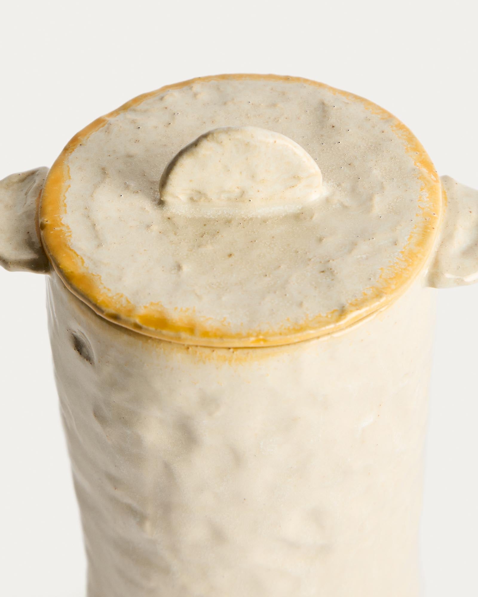 Topf Belor aus Keramik in Weiss, 22 cm in Weiss präsentiert im Onlineshop von KAQTU Design AG. Aufbewahrungsbehälter ist von Kave Home