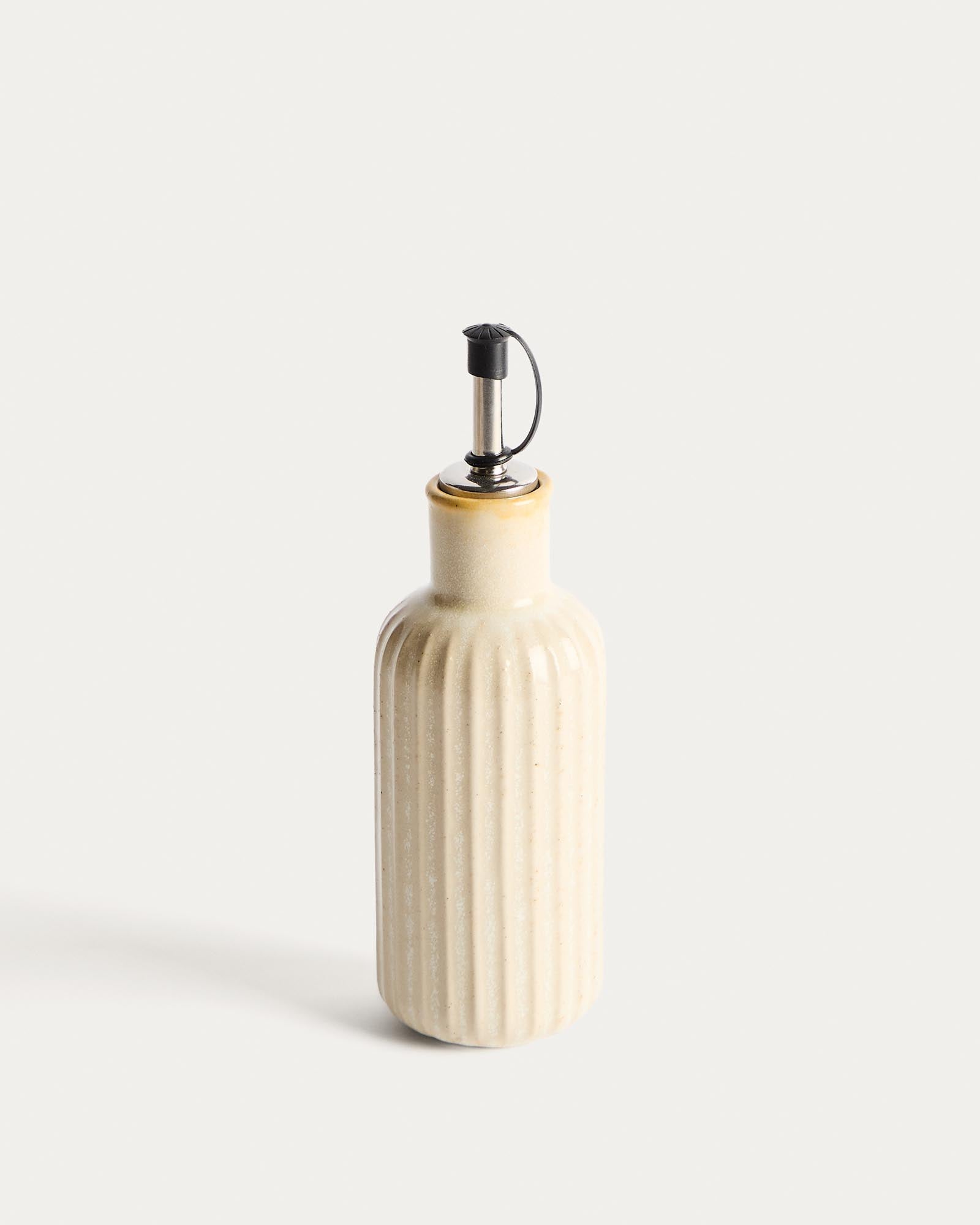 Ölflasche Belor aus Keramik in Weiss in Weiss präsentiert im Onlineshop von KAQTU Design AG. Öl & Essig ist von Kave Home