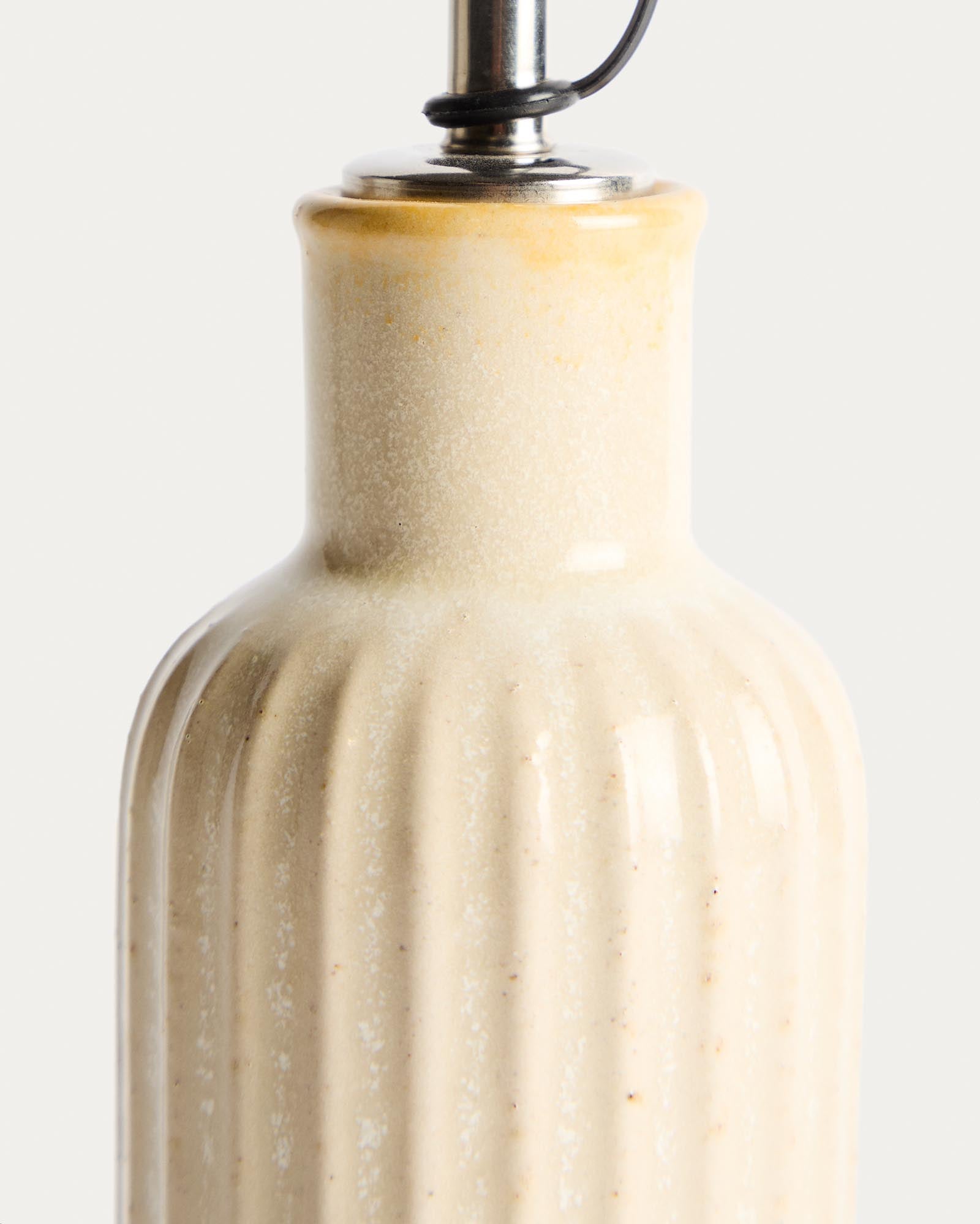 Schlichte und stilvolle Ölflasche Belor aus weißer Keramik von Kave Home, perfekt für die Aufbewahrung von Öl und Essig.
