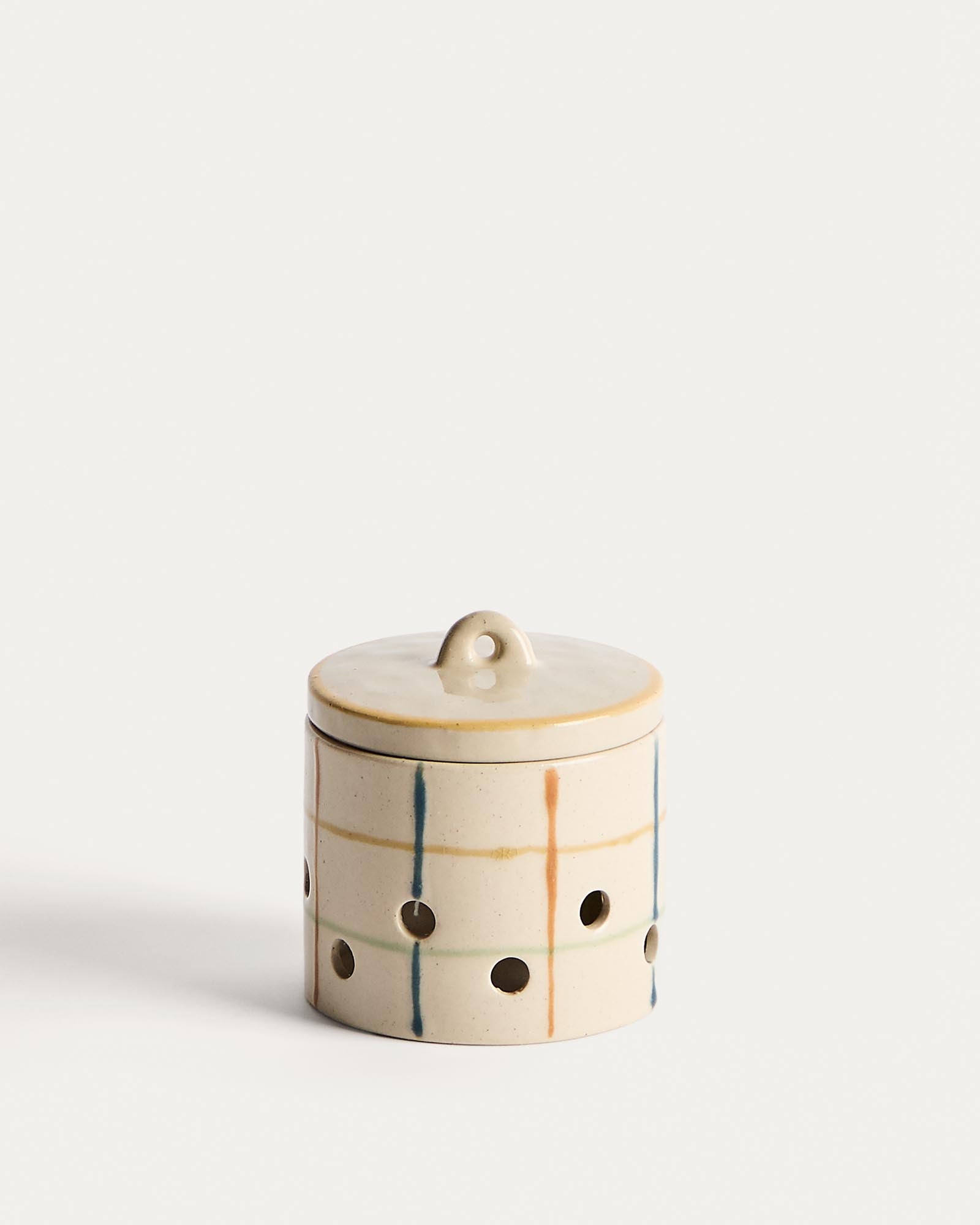 Knoblauchtopf Belor aus Keramik mit mehrfarbigen Linien 9,8 cm in Weiss präsentiert im Onlineshop von KAQTU Design AG. Aufbewahrungsbehälter ist von Kave Home