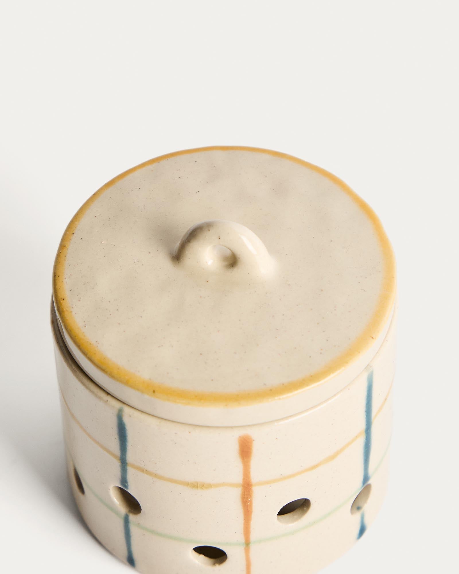 Knoblauchtopf Belor aus Keramik mit mehrfarbigen Linien 9,8 cm in Weiss präsentiert im Onlineshop von KAQTU Design AG. Aufbewahrungsbehälter ist von Kave Home